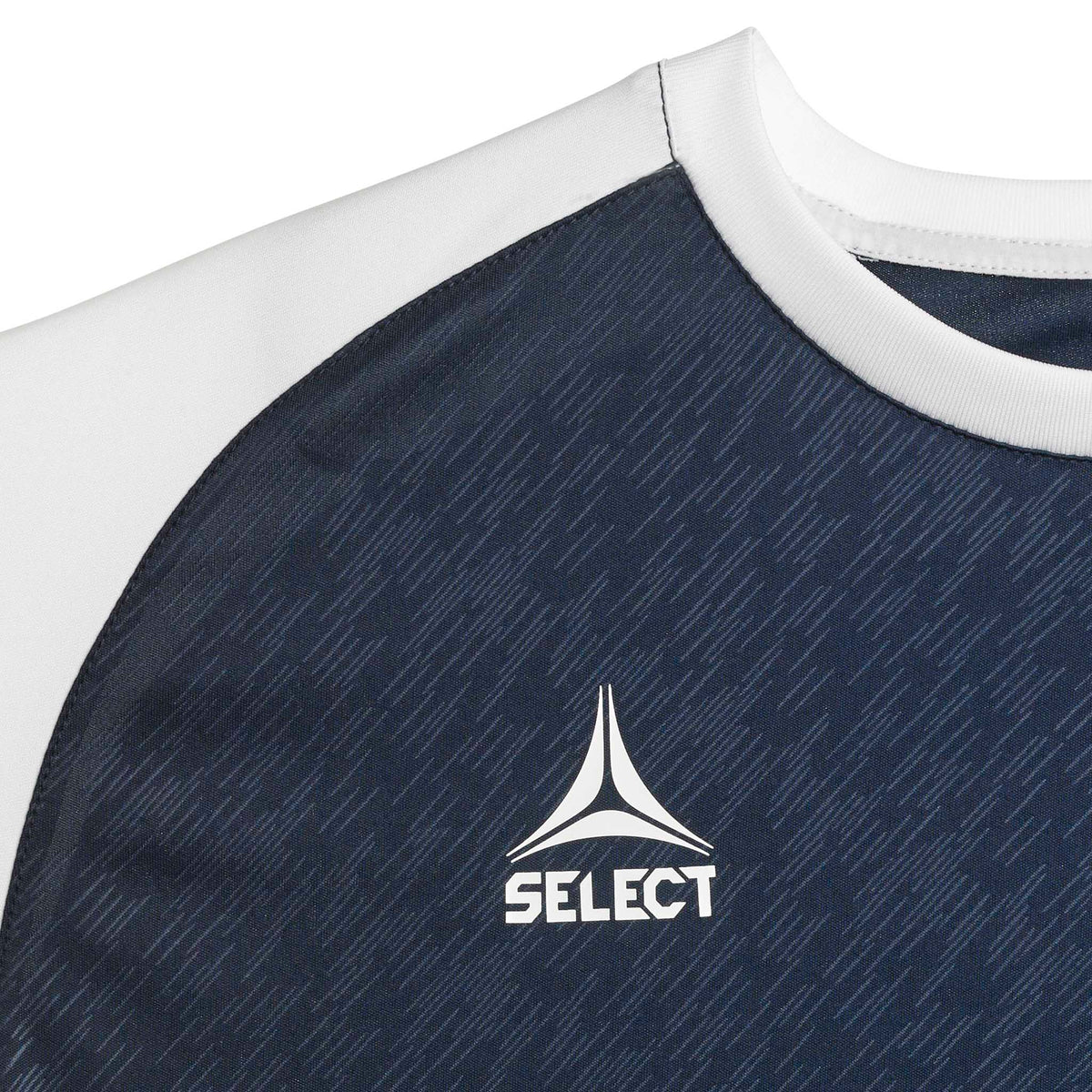 Nærbillede af navy og hvid Player shirt S/S Pisa X, Match & Training wear, med hvidt logo på navy fodboldtrøje.