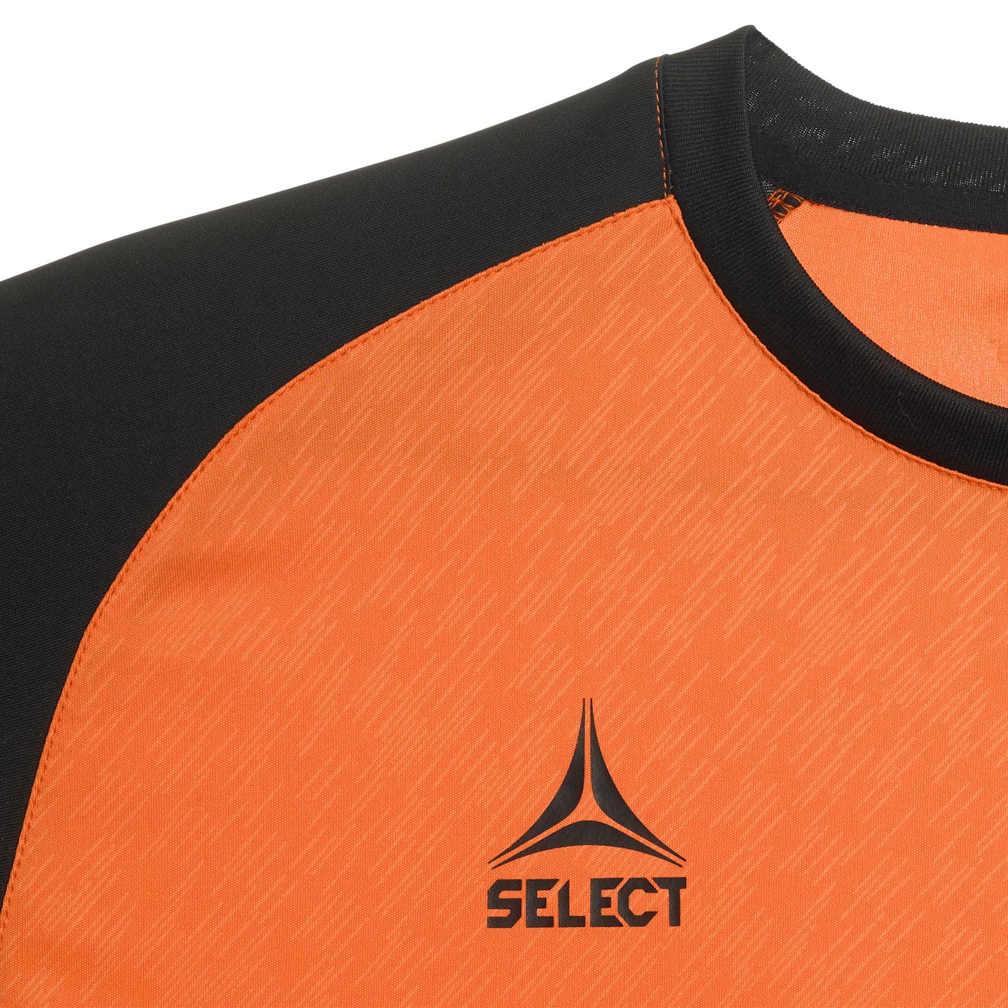 Nærbillede af Player shirt S/S Pisa X, Match & Training wear, i orange og sort med Select-logo.