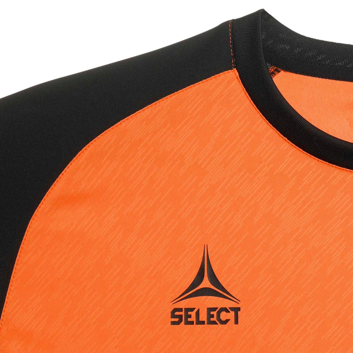Nærbillede af Player shirt S/S Pisa X, Match & Training wear, i orange og sort med Select-logo.