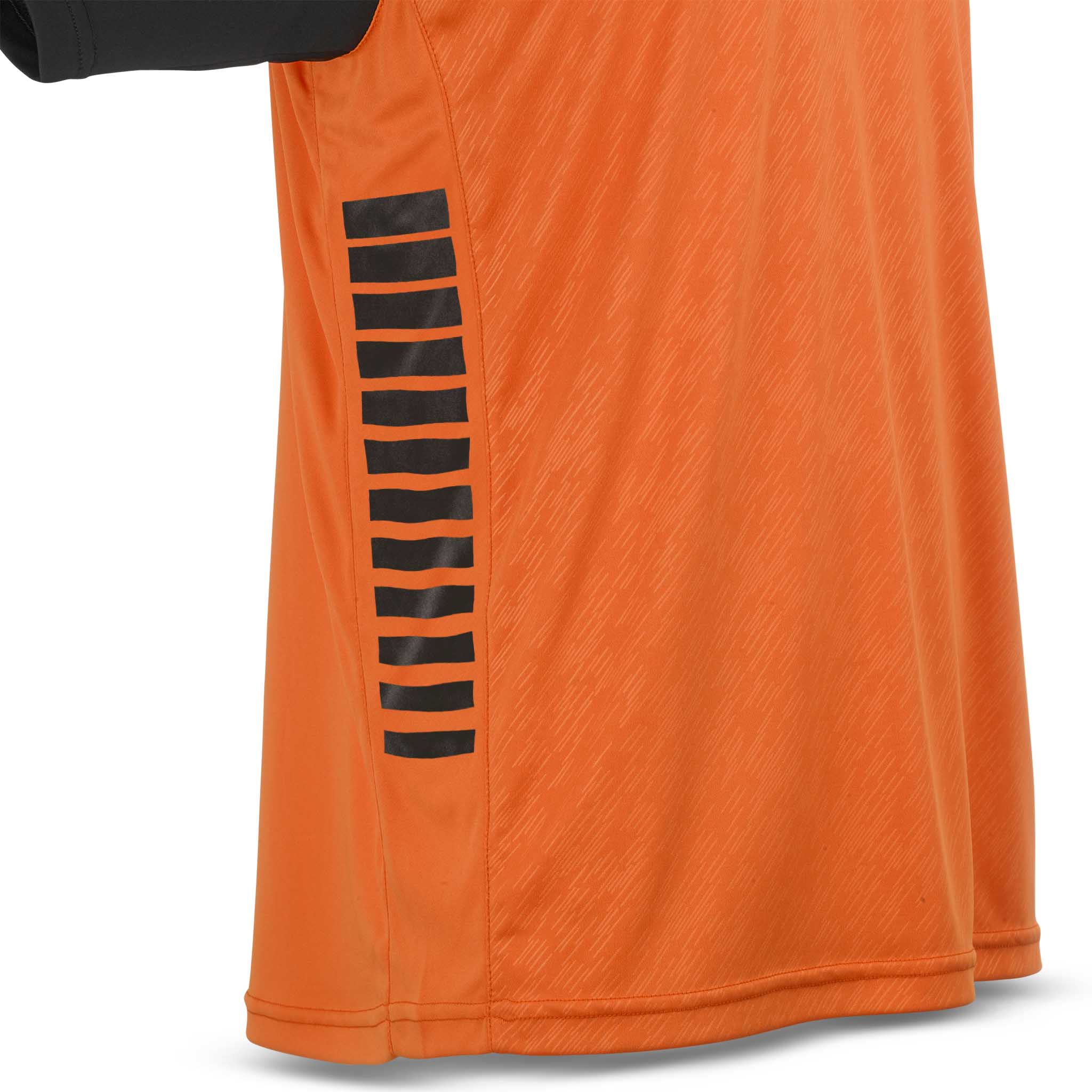 Nærbillede af orange Player shirt S/S Pisa X, Match & Training wear, med sort stribet sidedetalje.