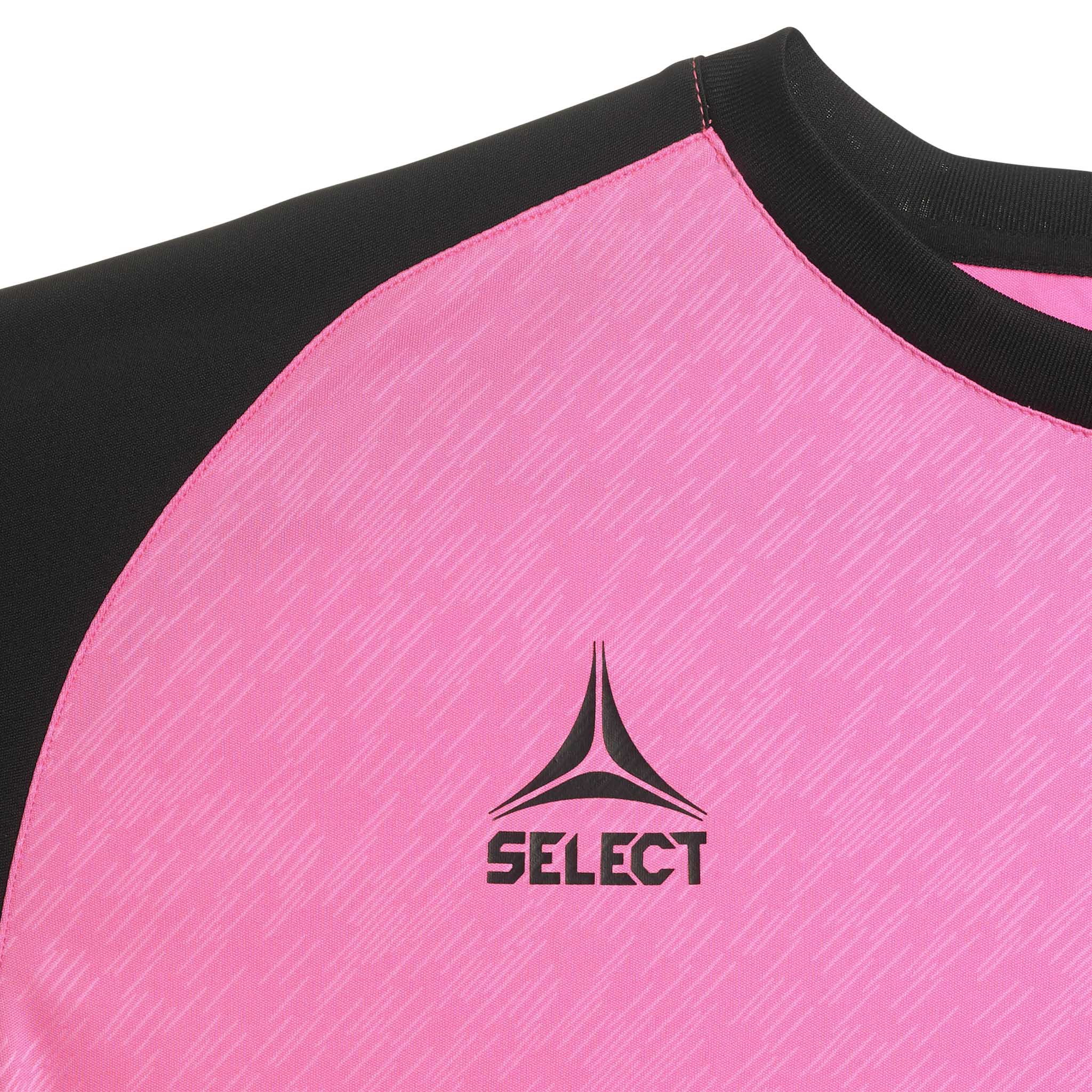 Nærbillede af Player shirt S/S Pisa X, Kamp- & træningstøj, i pink med sorte skuldre og fodboldlogo