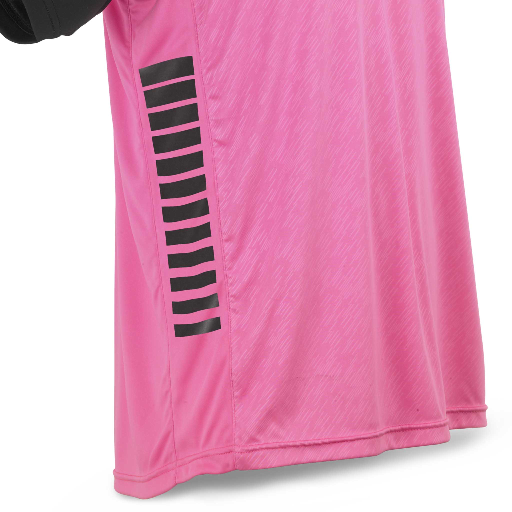 Nærbillede af pink Player shirt S/S Pisa X med sorte sidestriber, Match & Training wear.
