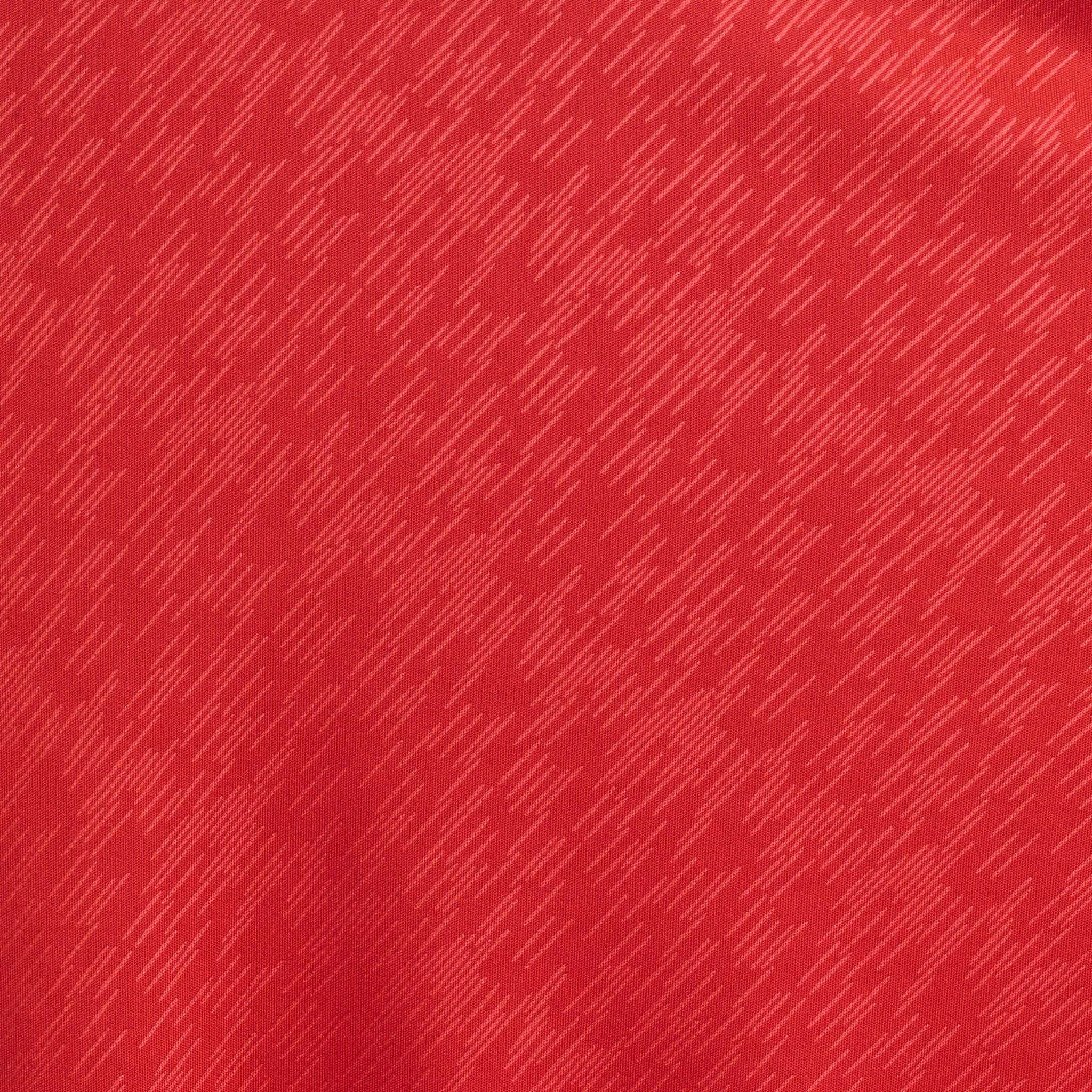 Nærbillede af Player shirt S/S Pisa X, Match & Training wear, med rødt stof og diskret hvidt struktureret mønster