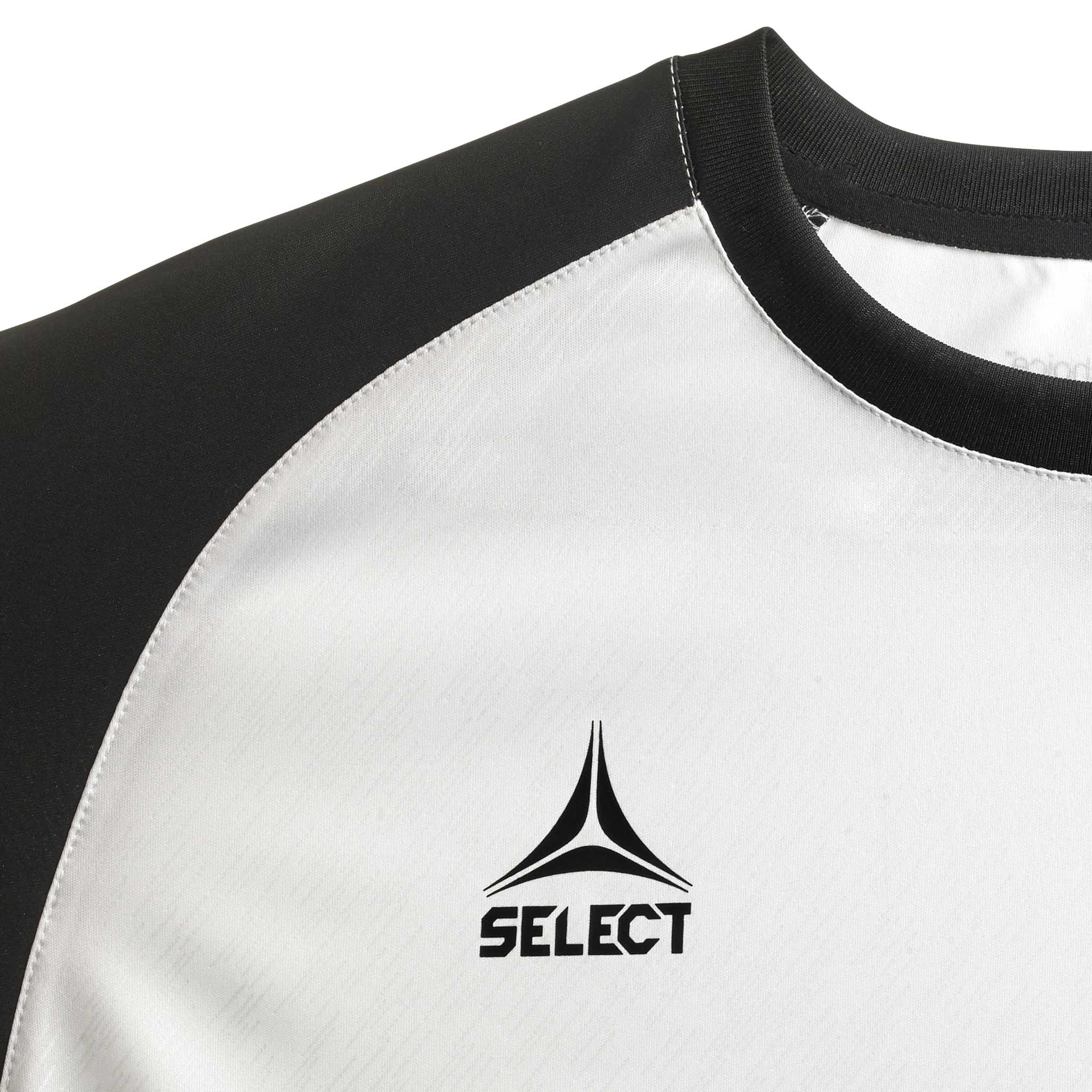 Nærbillede af hvid Player shirt S/S Pisa X med sort skulder, Select-logo. Kamp- & træningstøj fodbold.