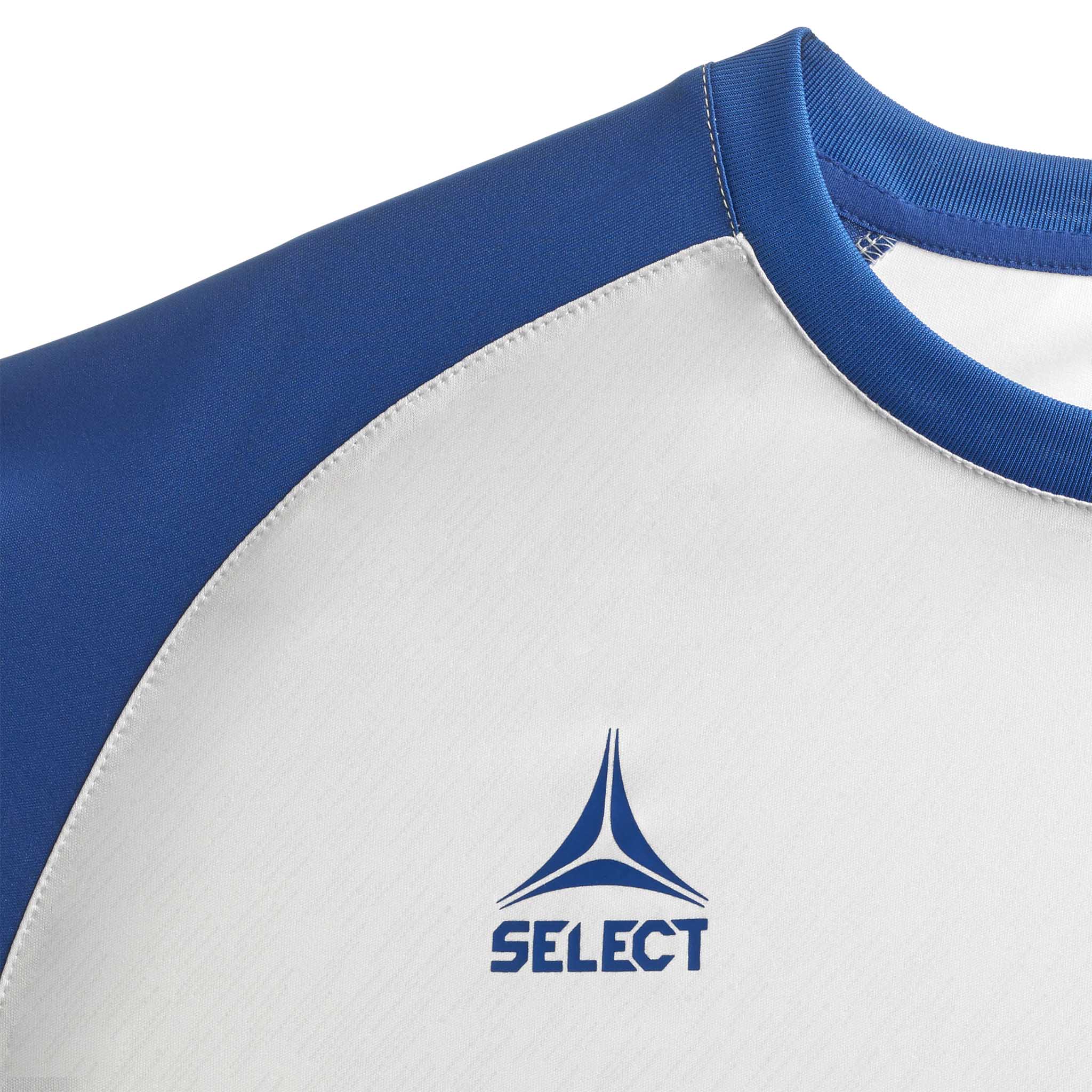 Nærbillede af hvid og blå Player shirt S/S Pisa X, Kamp- & Træningstøj, med blåt logo og raglanærme.