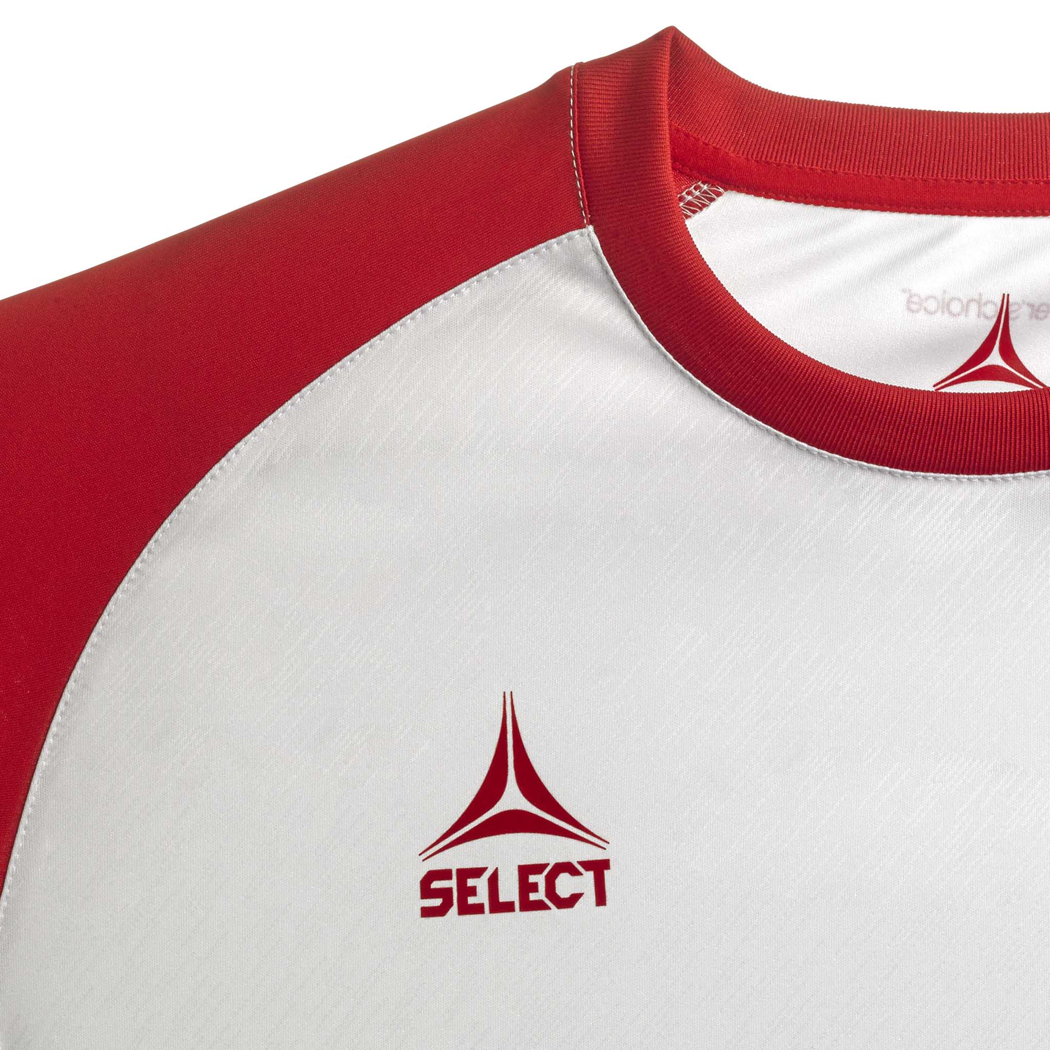 Nærbillede af hvid og rød Player shirt S/S Pisa X, kamp- og træningstøj, med logo og stofdetalje.