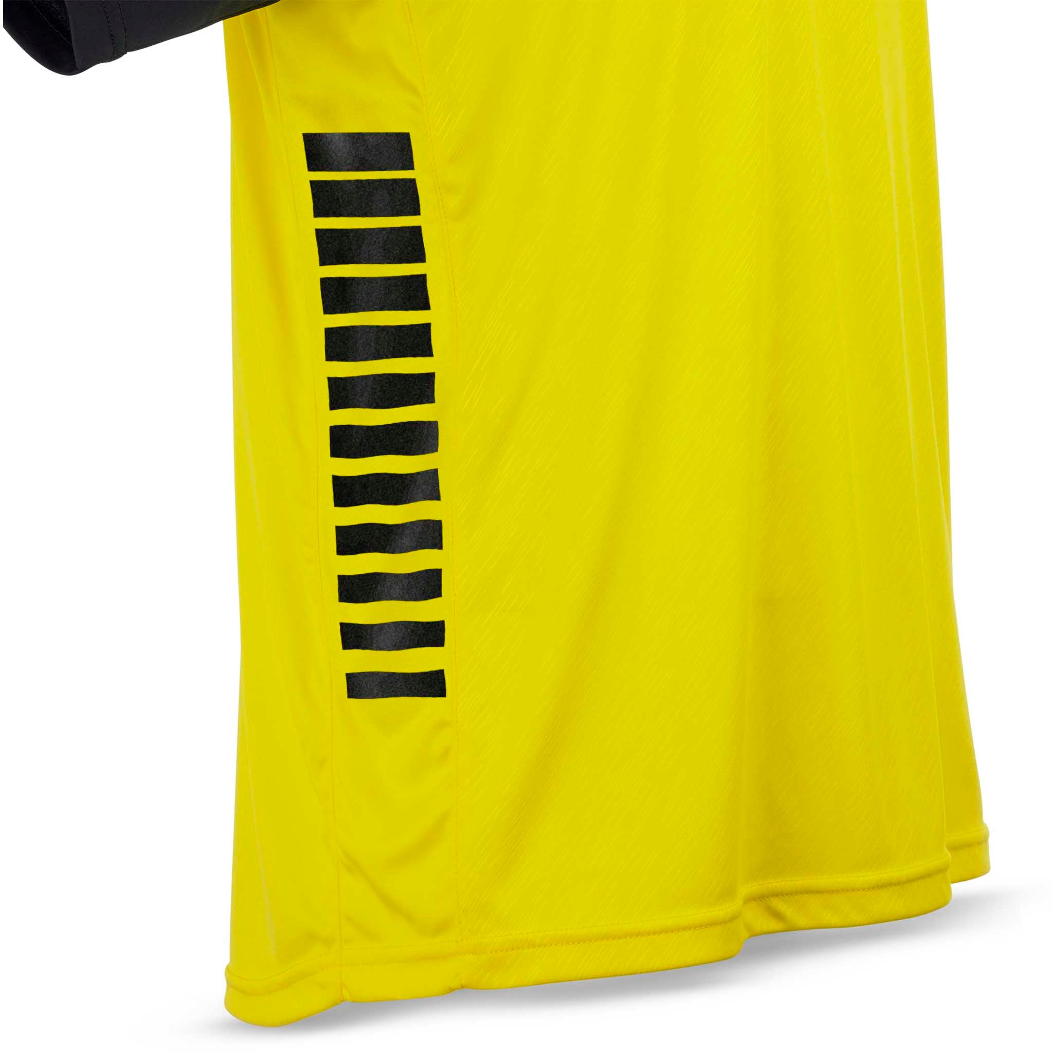 Nærbillede af gul Player shirt S/S Pisa X, Match & Training wear, med sort stribedetalje i siden.