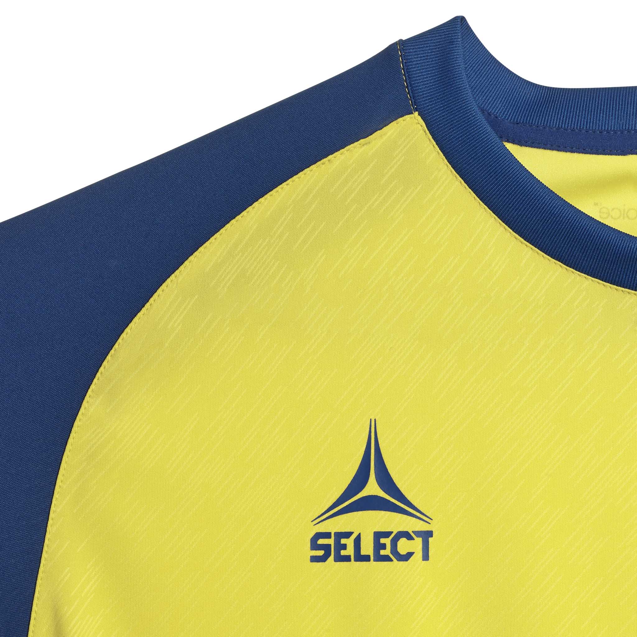 Nærbillede af gul & blå Player shirt S/S Pisa X, Match & Training wear, der viser stof & Select-logo fortil.