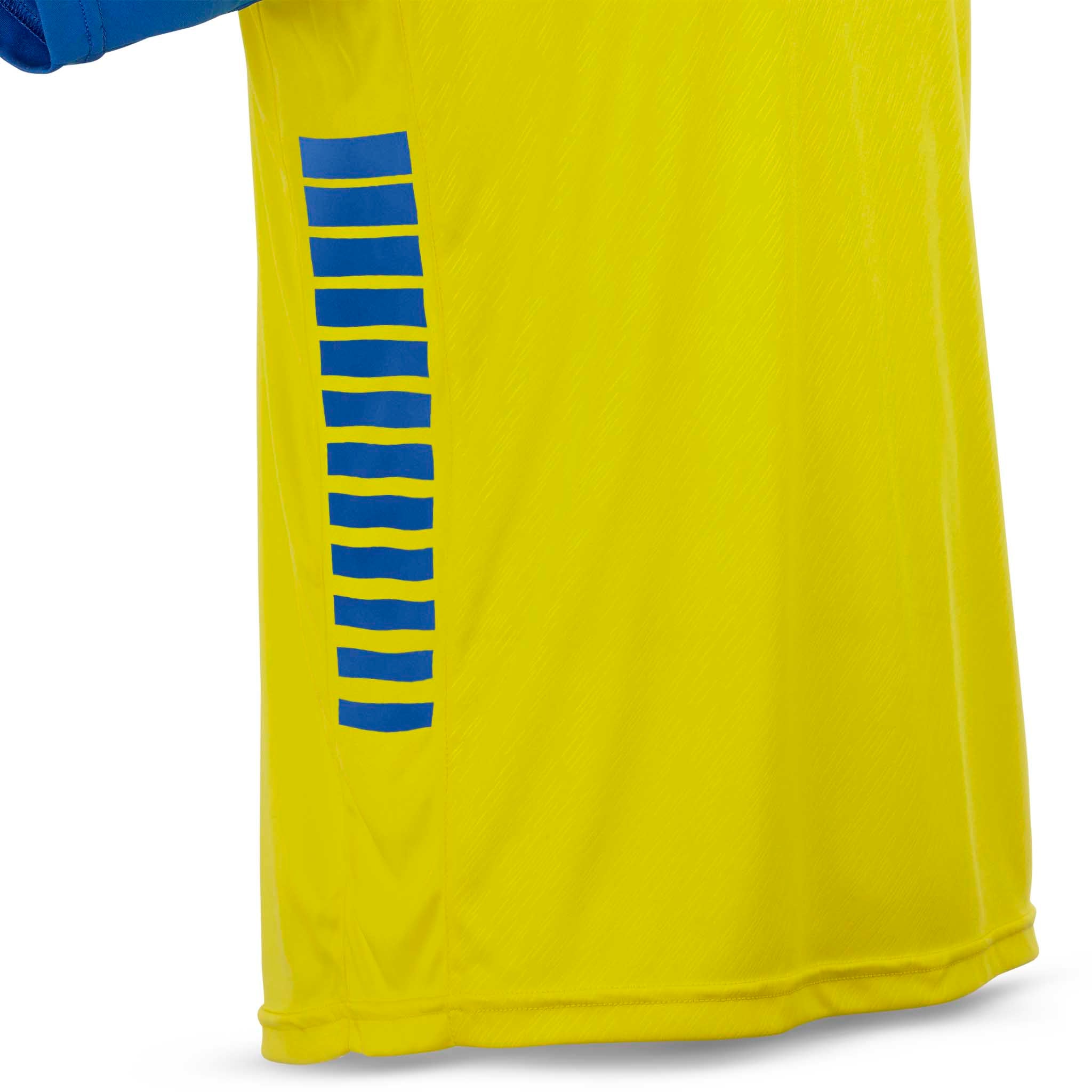Nærbillede af gul Player shirt S/S Pisa X, Match & Training wear, med blå stribet detalje i siden.
