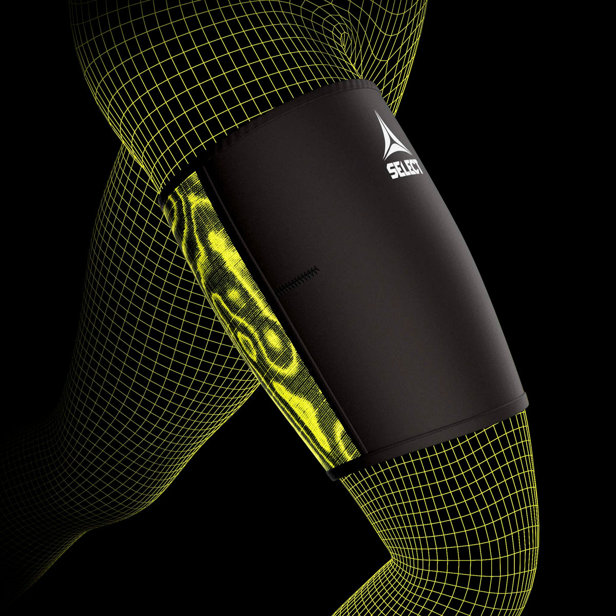 Sort og grøn Thigh Support sportsstøtte båret på låret af en fodboldspillermodel