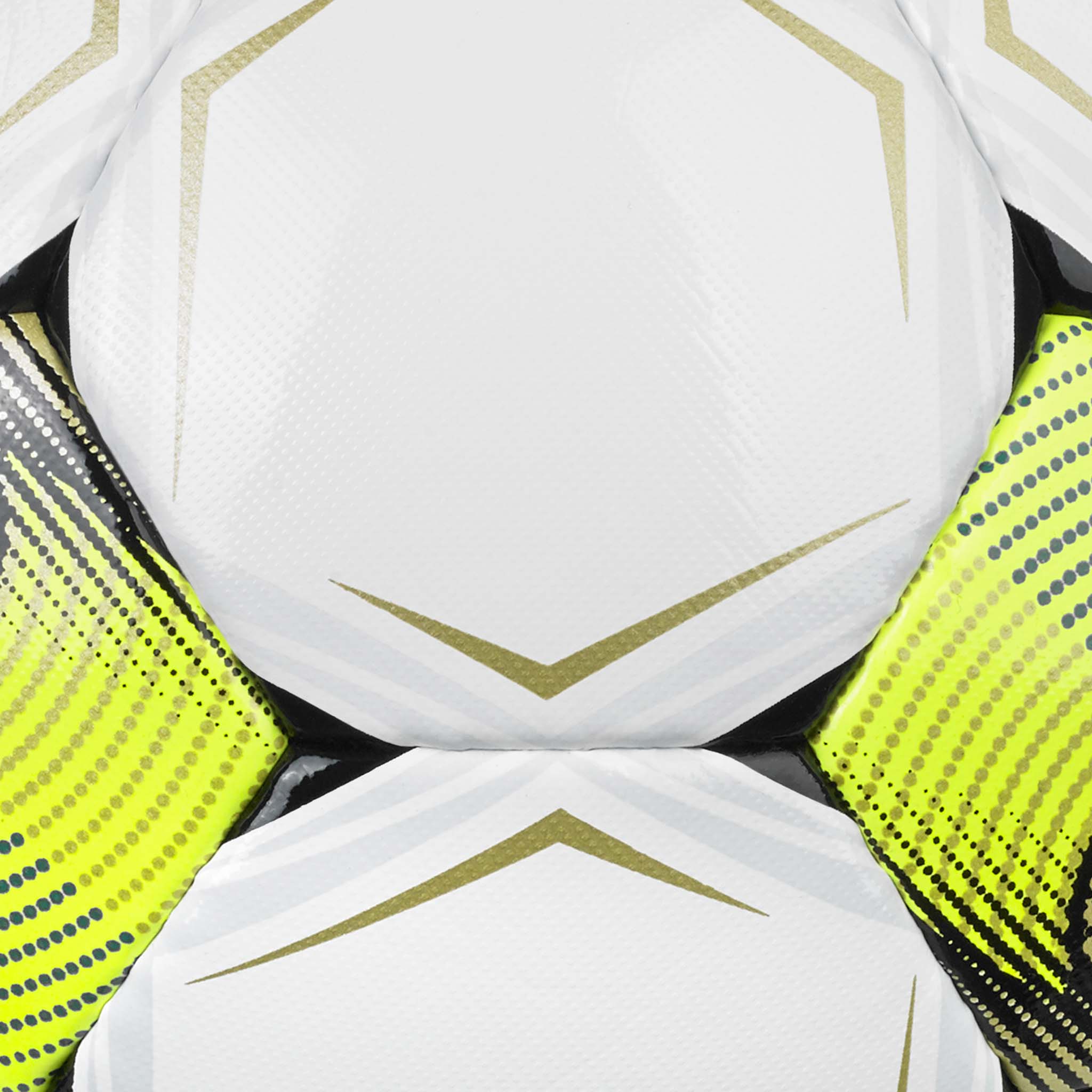 Nærbillede af Royale v26 fodbold med hvide paneler, guldaccenter og neongule teksturerede detaljer.