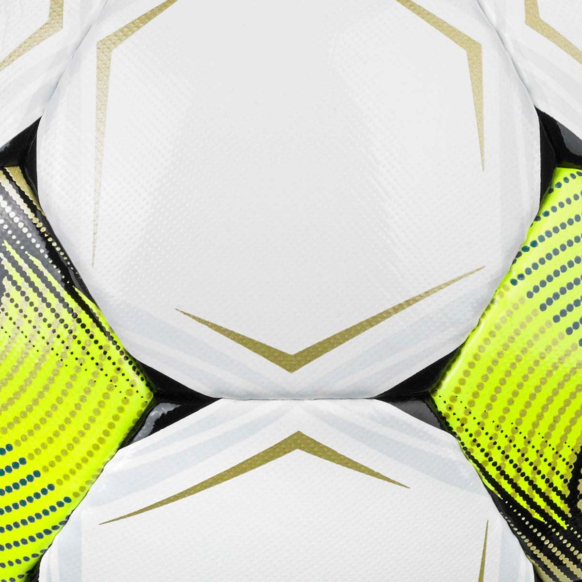 Nærbillede af Royale v26 fodbold med hvide paneler, guldaccenter og neongule teksturerede detaljer.