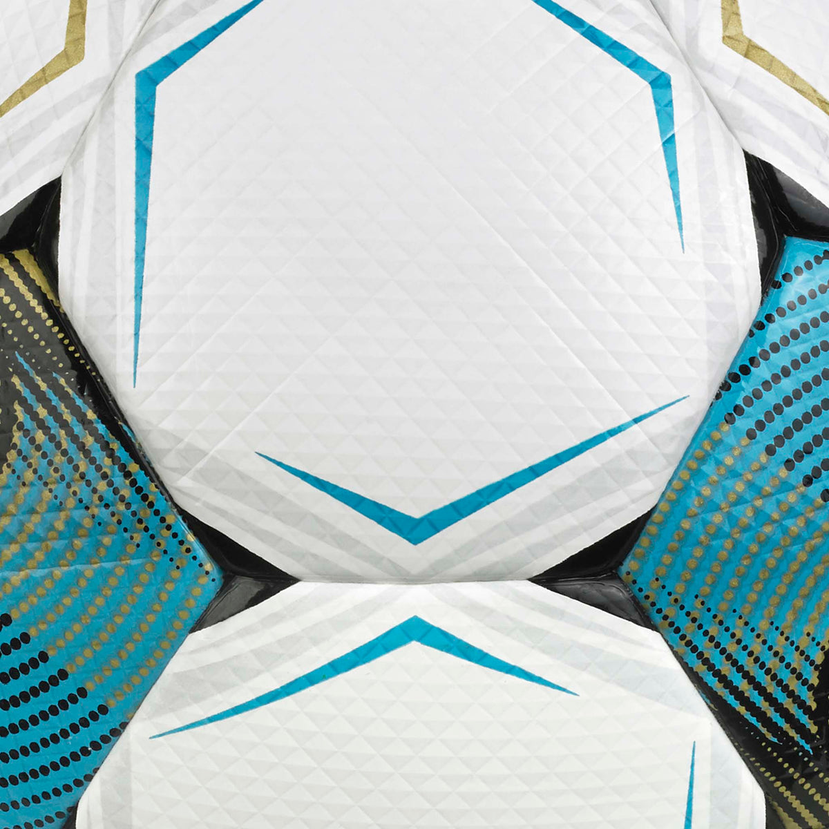 Nærbillede af Numero 10 v26 fodbold, hvid overflade med blå, sort og guld teksturerede paneldetaljer
