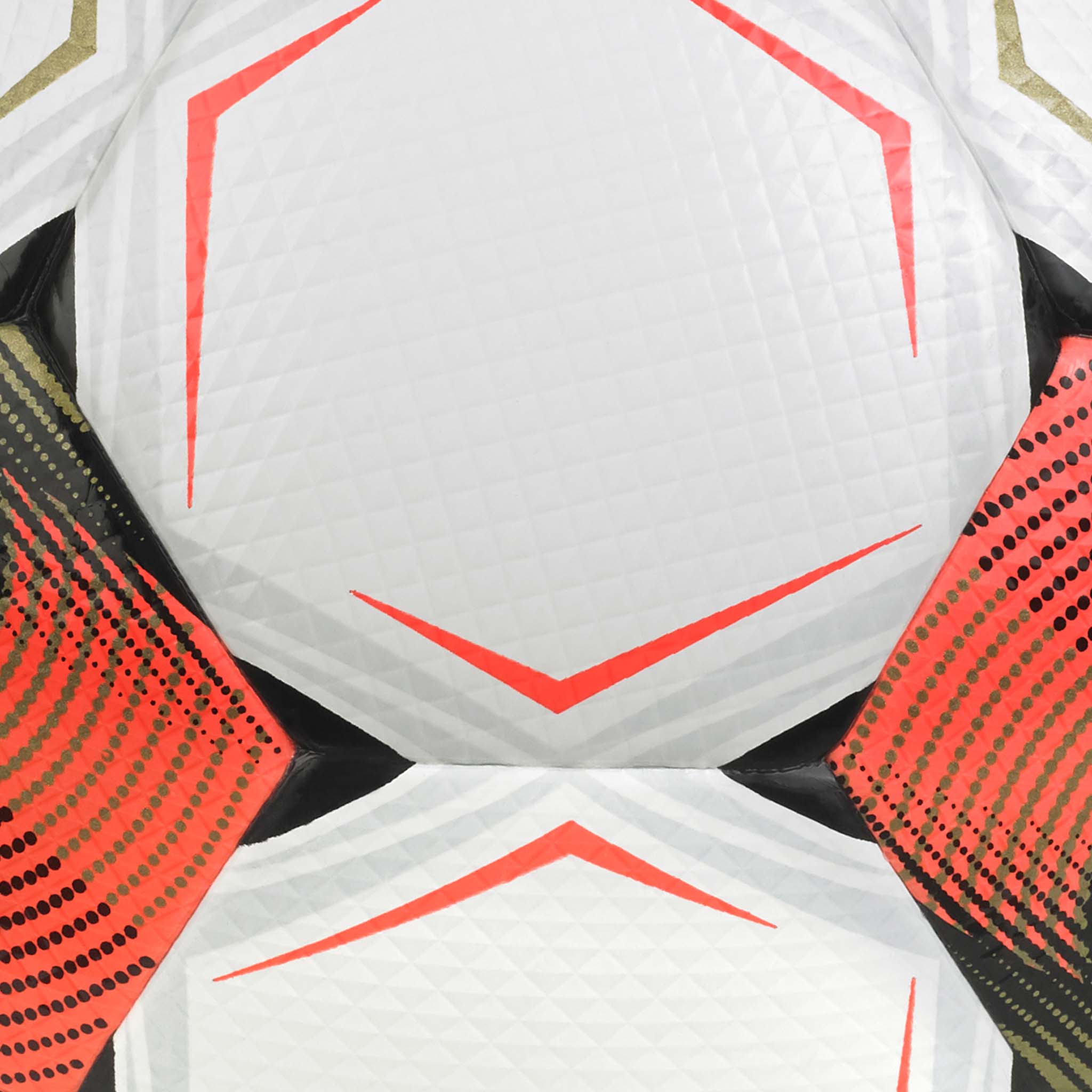 Nærbillede af Numero 10 v26 fodbold med hvide, røde og sorte teksturerede paneler og gulddetaljer.