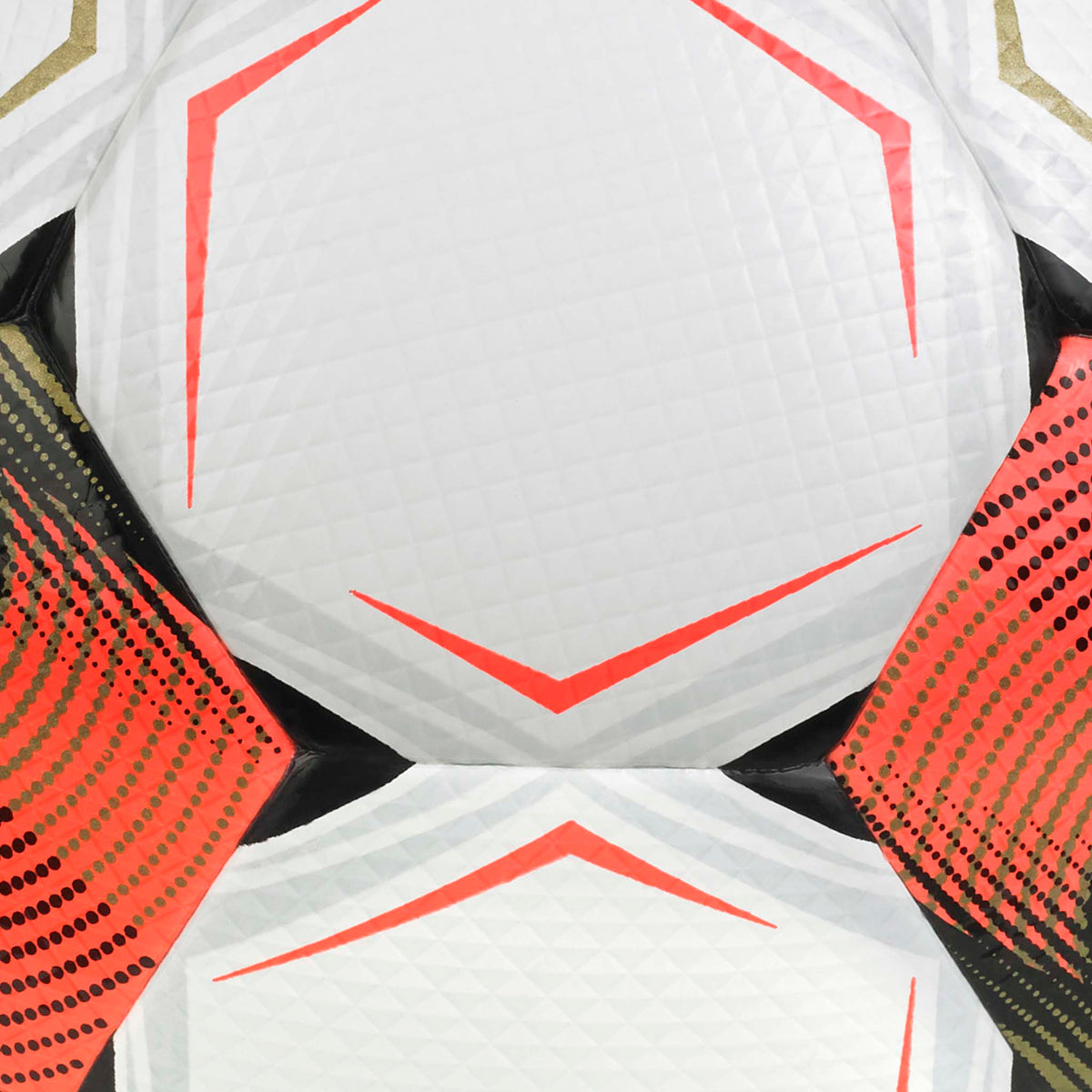 Nærbillede af Numero 10 v26 fodbold med hvide, røde og sorte teksturerede paneler og gulddetaljer.