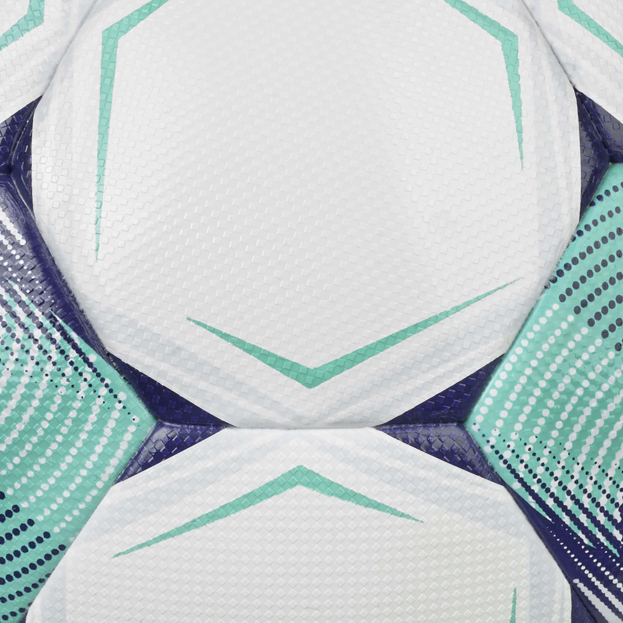 Nærbillede af Tempo v26 fodbold med hvide paneler og turkise og lilla detaljer.