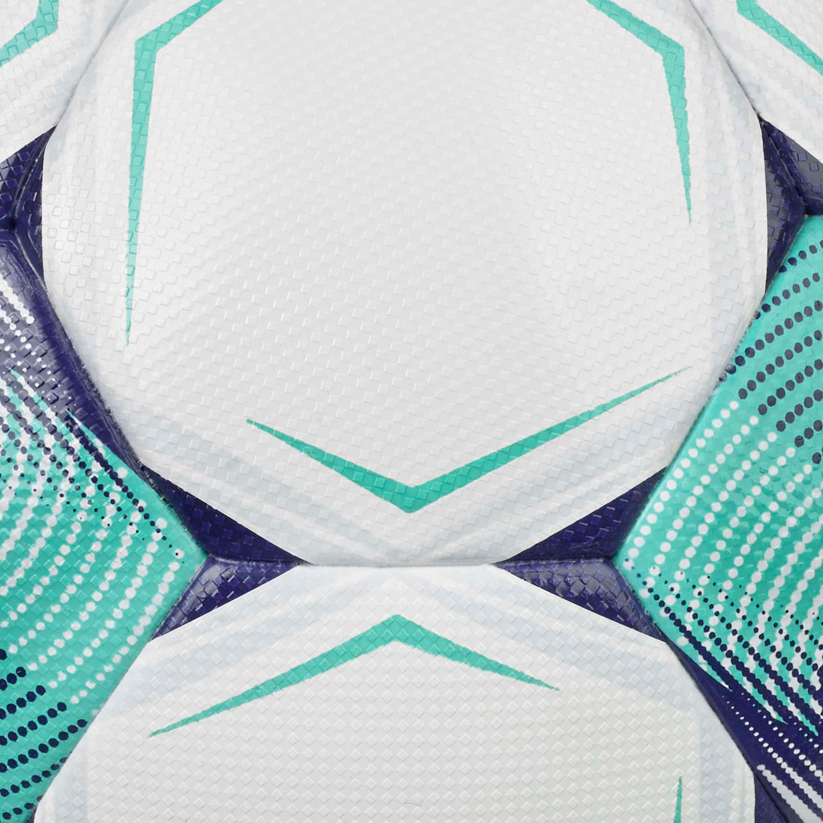 Nærbillede af Tempo v26 fodbold med hvide paneler og turkise og lilla detaljer.