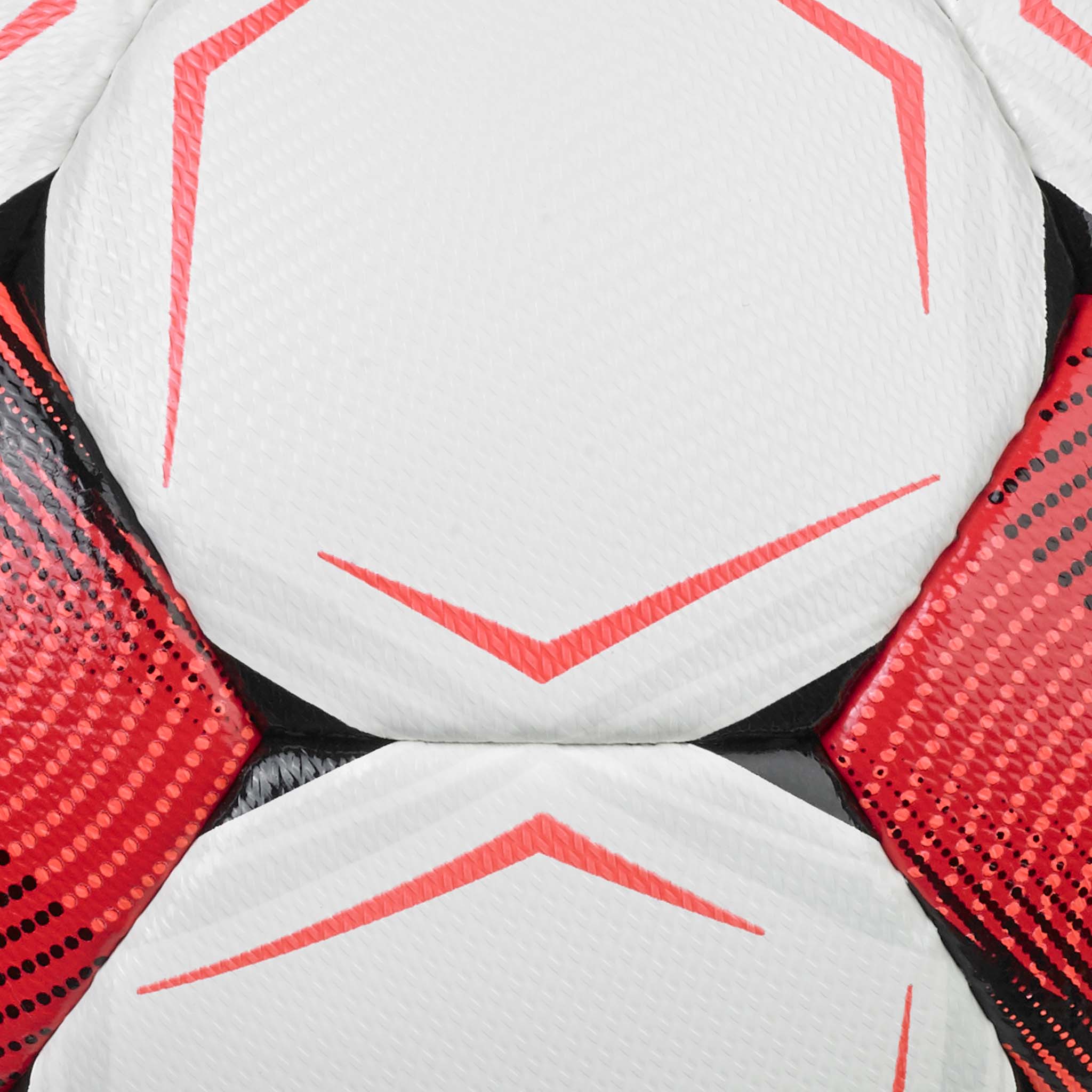 Nærbillede af Flash Turf v26 fodbold, hvide paneler med røde og sorte detaljer