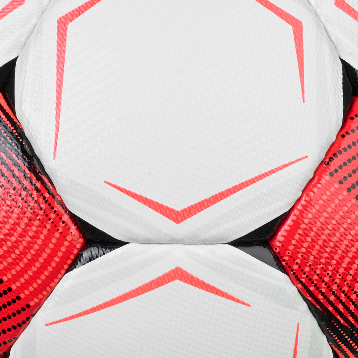 Nærbillede af Flash Turf v26 fodbold, hvide paneler med røde og sorte detaljer