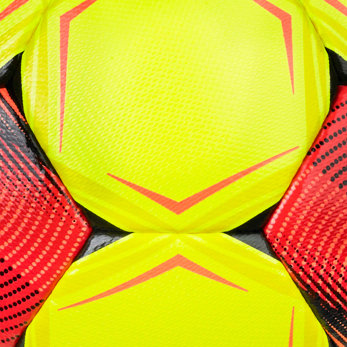 Closeup af Flash Turf v26 fodbold med gule, røde og sorte teksturerede paneler og pildetaljer.