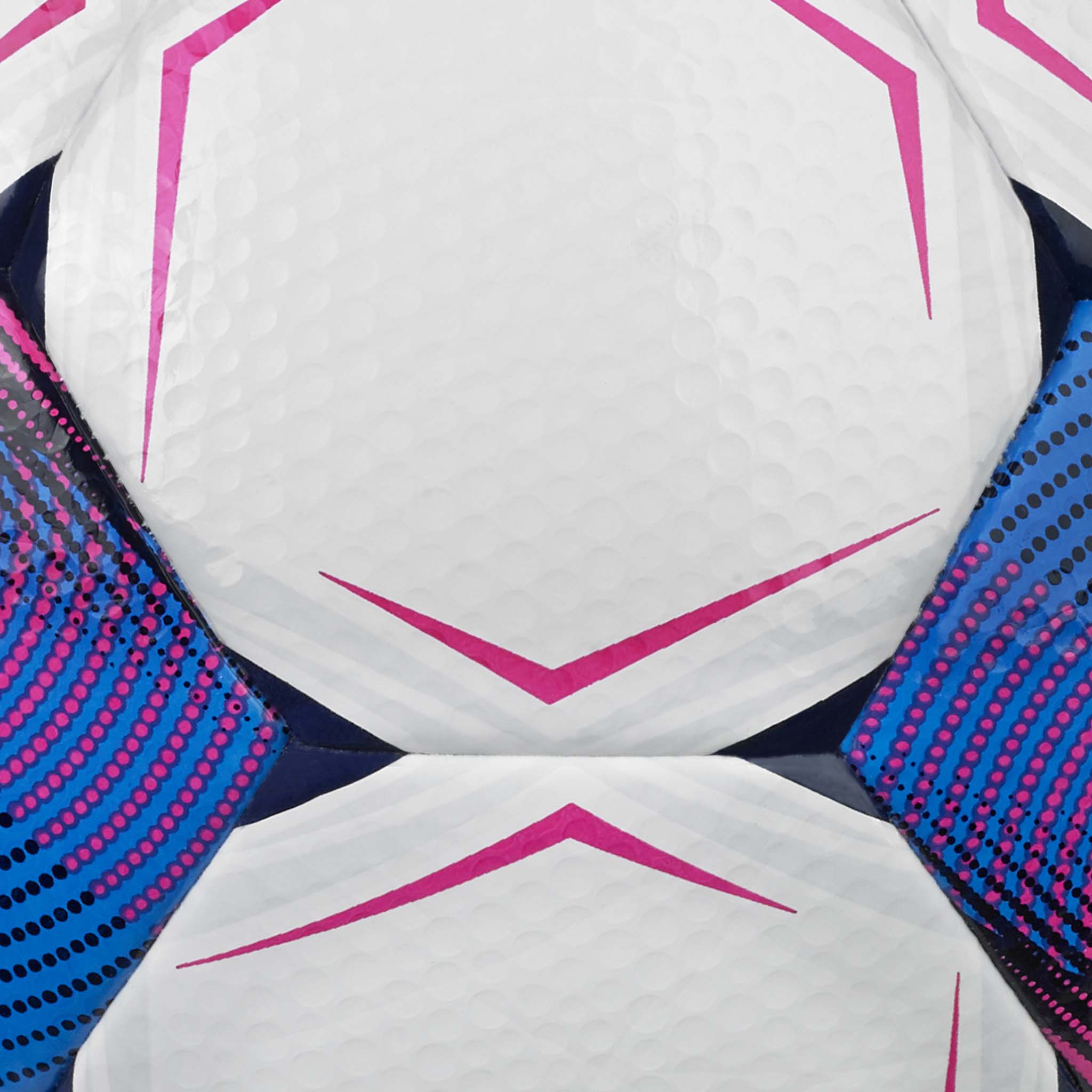 Nærbillede af Team v26 fodbold med hvide teksturerede paneler og pink, blå og marineblå detaljer.