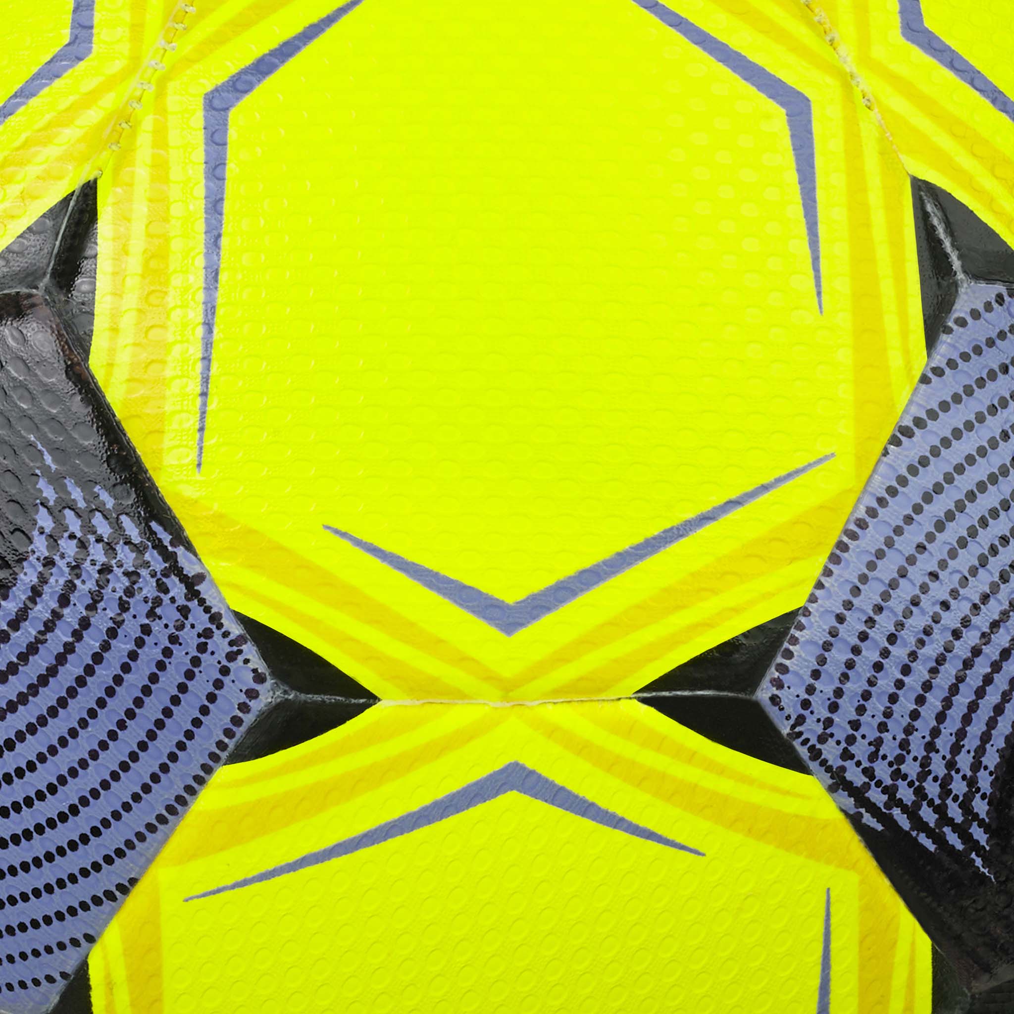 Nærbillede af X-Turf v26 fodbold med neongule, sorte og lilla paneler og struktureret overflade.
