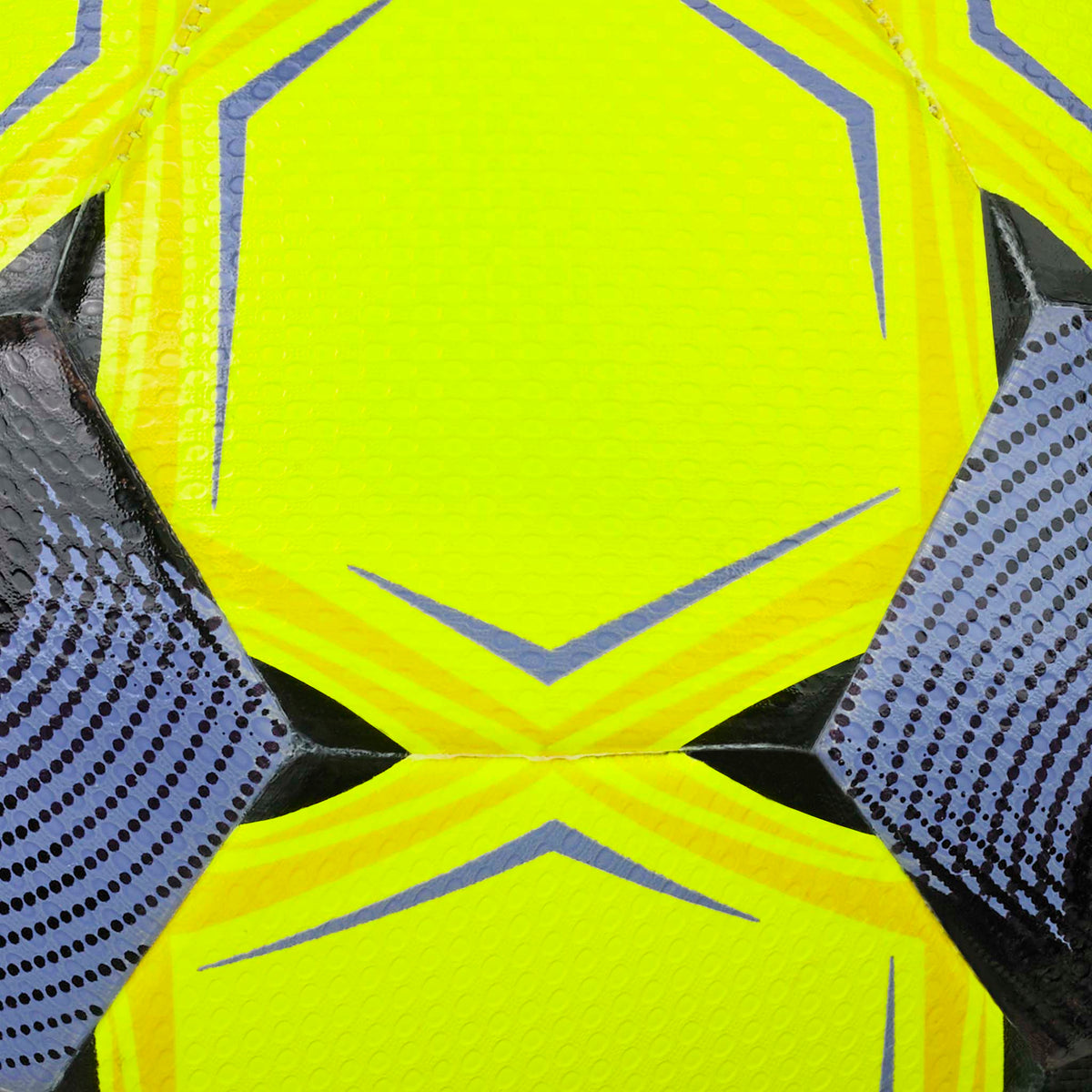 Nærbillede af X-Turf v26 fodbold med neongule, sorte og lilla paneler og struktureret overflade.