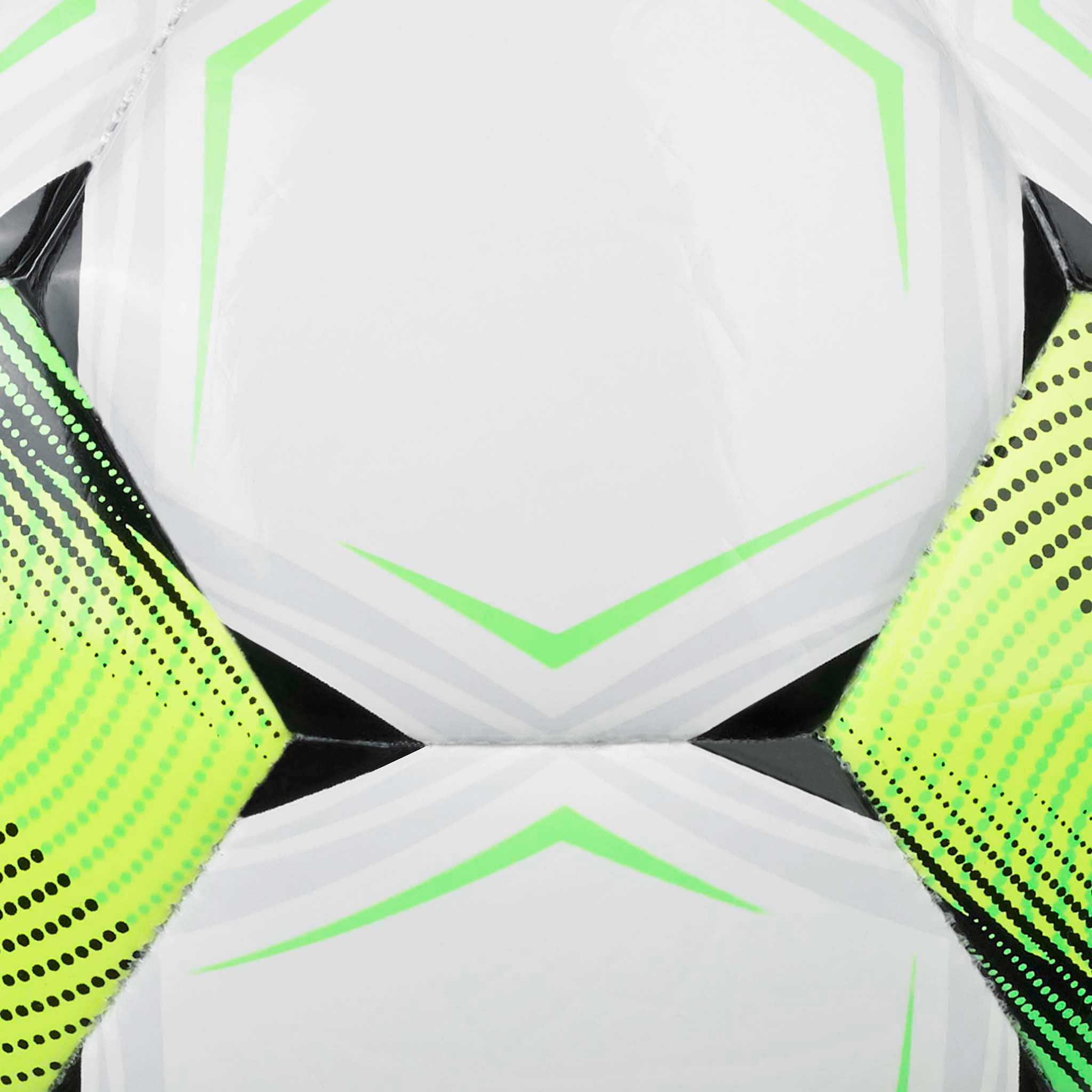 Nærbillede af Contra v26 fodbold med hvide paneler og grønne, sorte og gule geometriske detaljer.