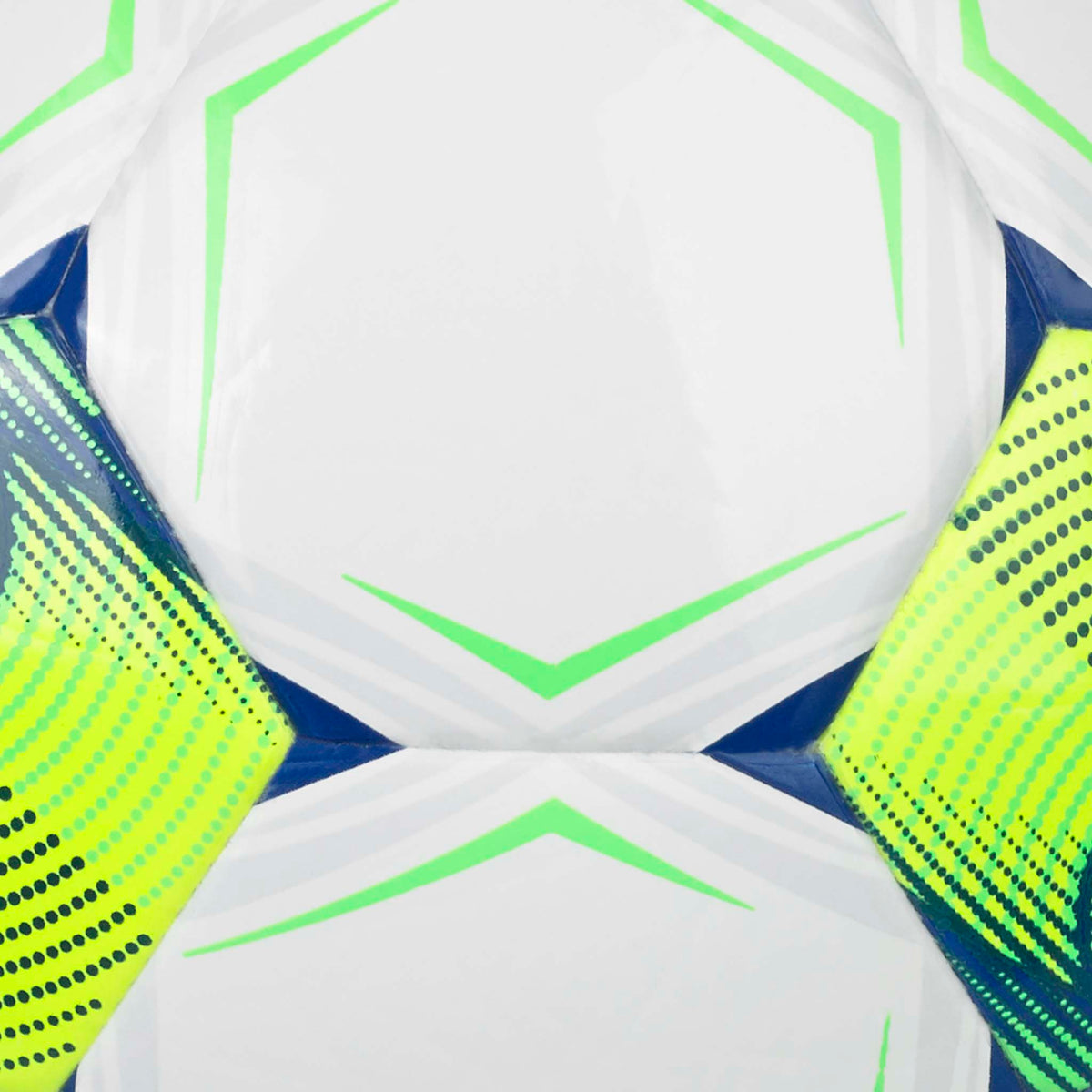 Closeup af Contra v26 fodbold med hvide paneler og blå, grønne og gule detaljer