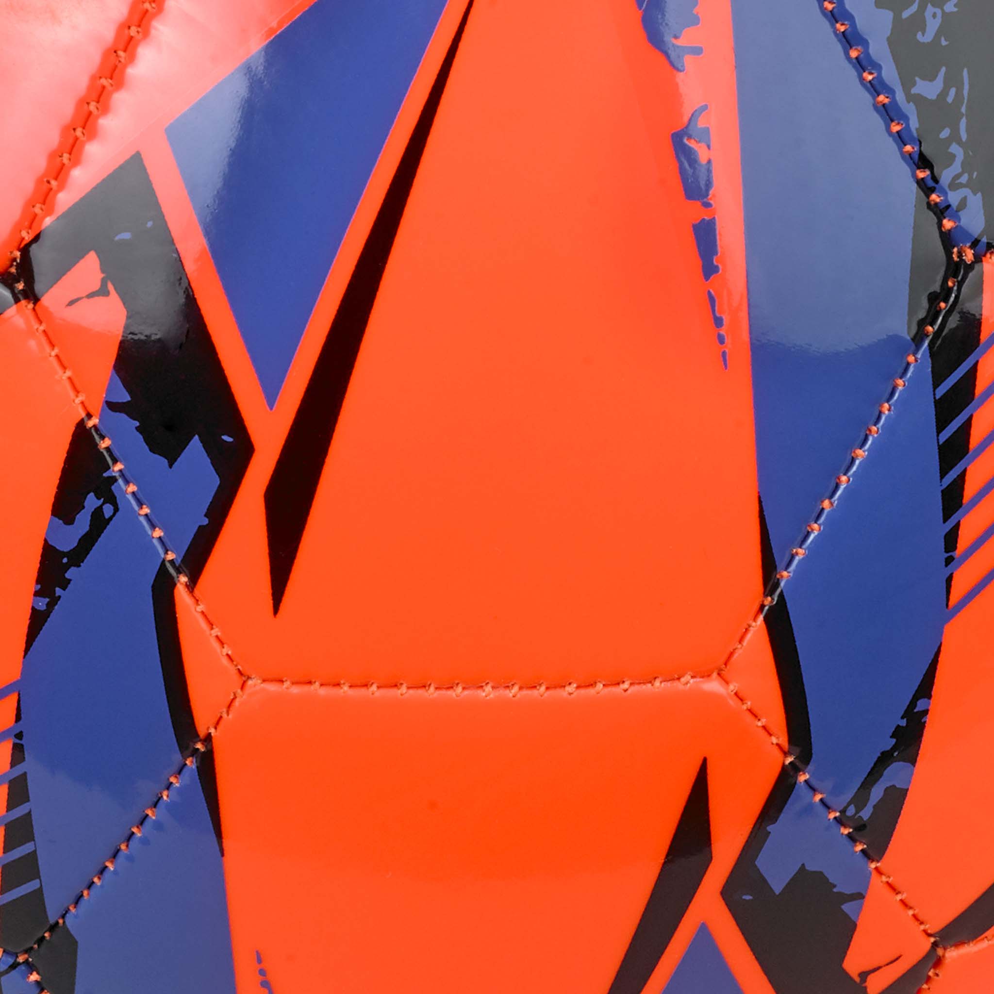 Nærbillede af Classic v26 fodbold med orange, blå og sorte paneler og syede sømme.