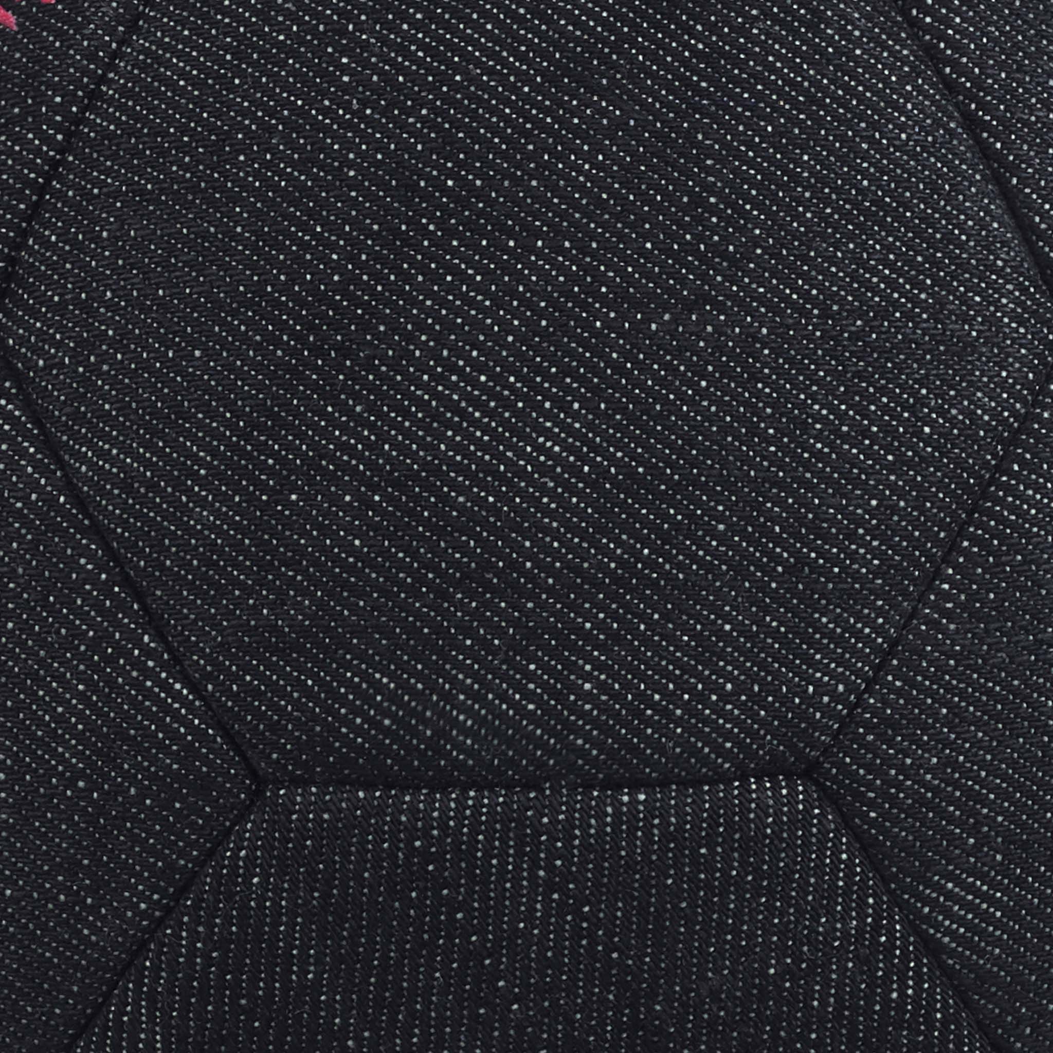 Nærbillede af marineblå Street v26 fodbold med struktureret paneloverflade og diskret rød detalje.
