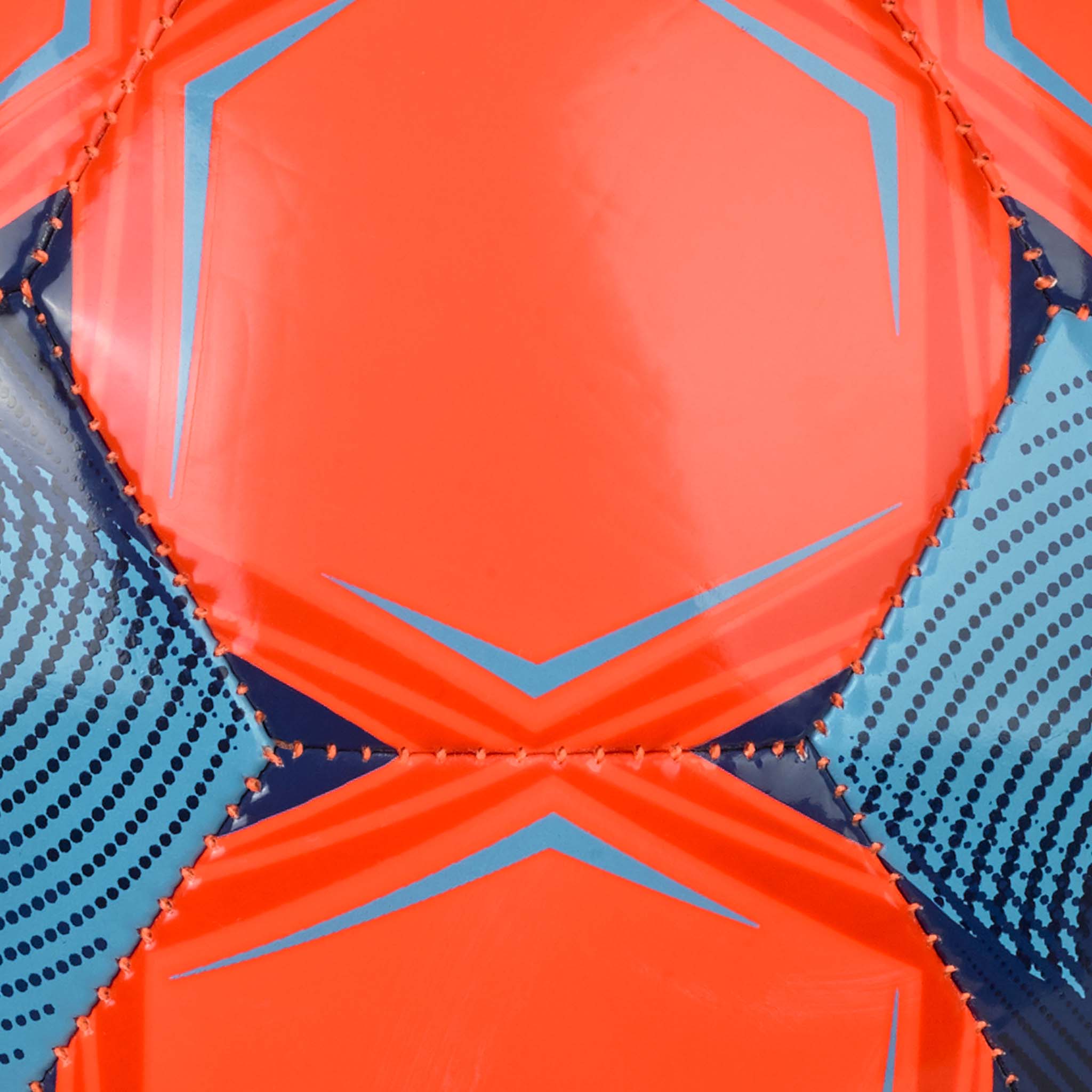 Nærbillede af Street Kicker v26 fodbold i orange og blå med panelsyning og design.