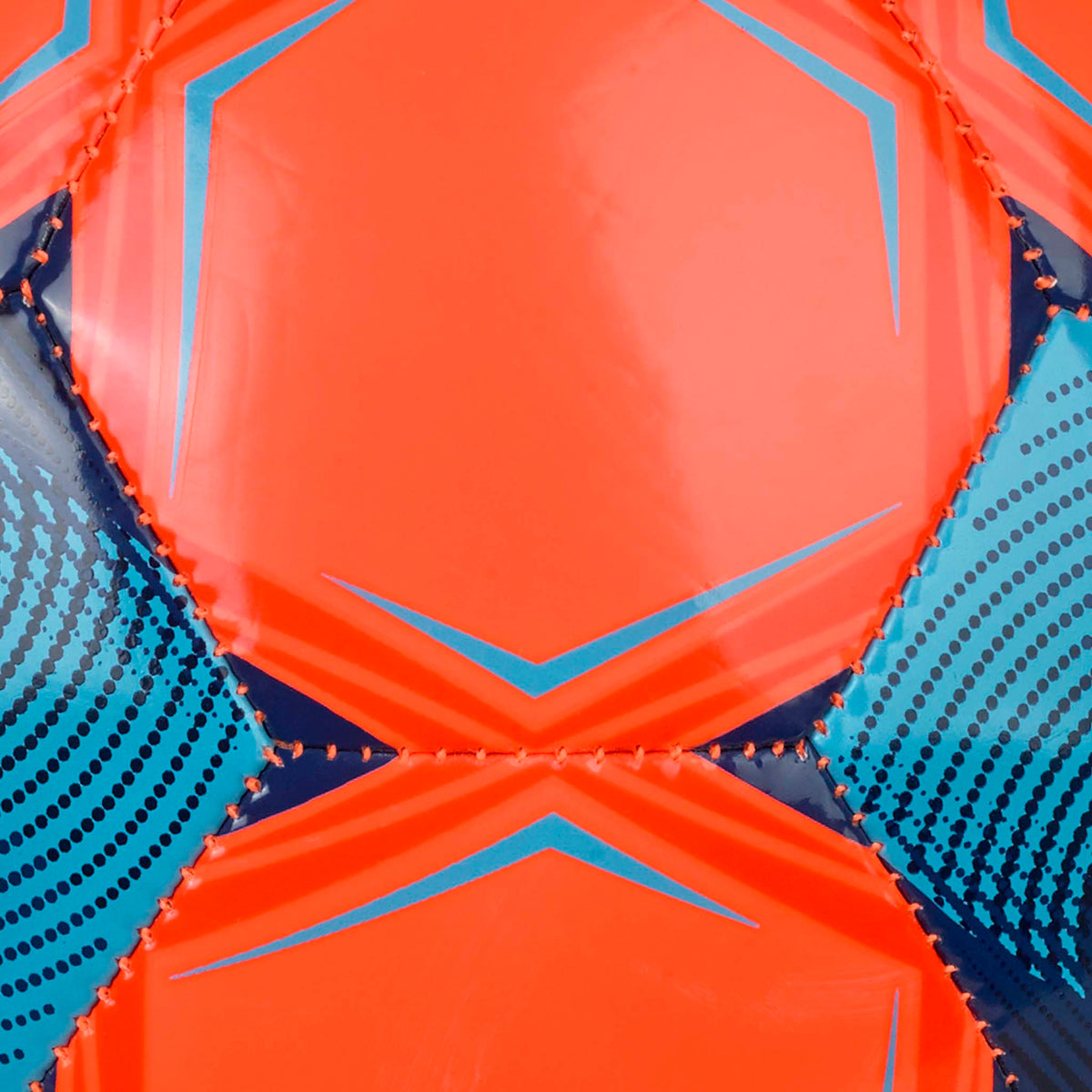 Nærbillede af Street Kicker v26 fodbold i orange og blå med panelsyning og design.