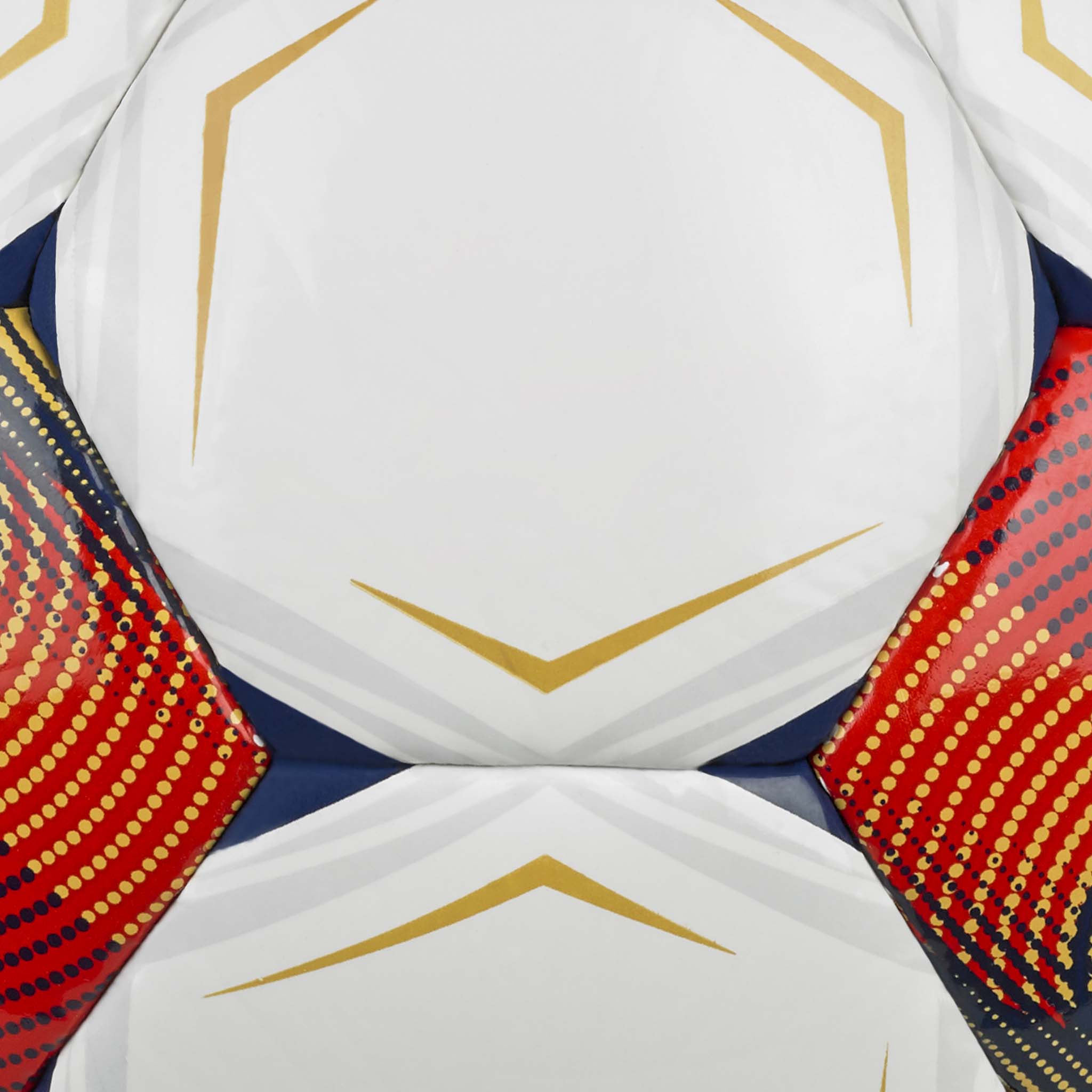 Nærbillede af Colpo Di Testa v26 fodbold med hvide paneler og røde, guld- og marineblå detaljer.