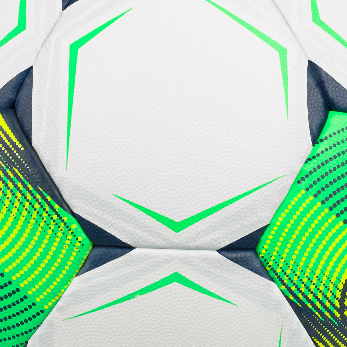 Nærbillede af Goalie Reflex v26 fodbold, hvide paneler med grønne, gule og marineblå detaljer.