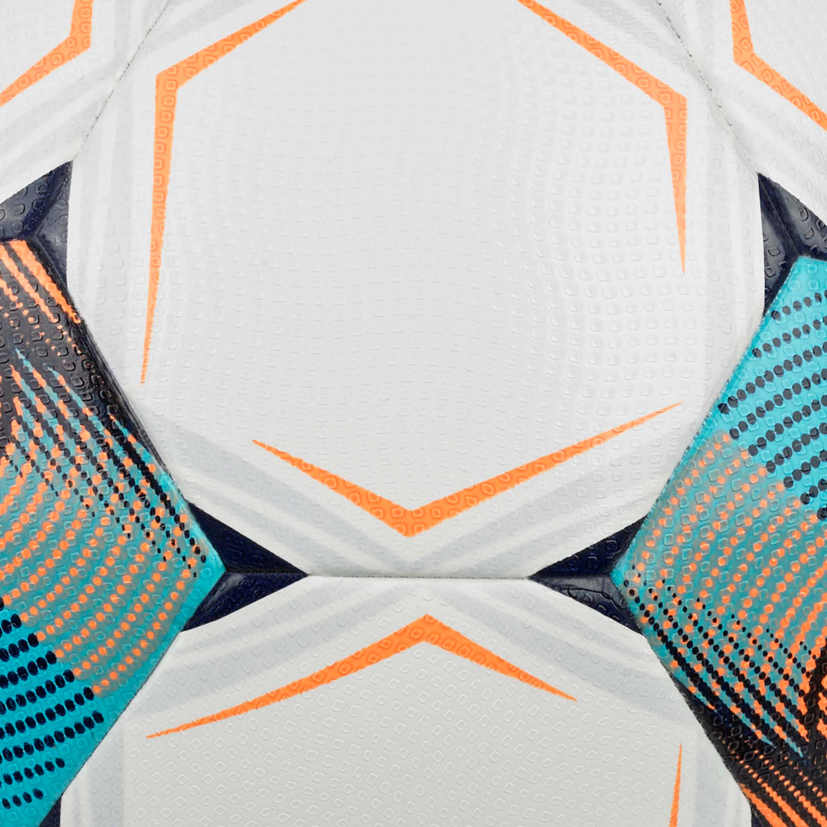 Nærbillede af Talento Light v26 fodbold, hvid med orange, blå og marineblå detaljer.