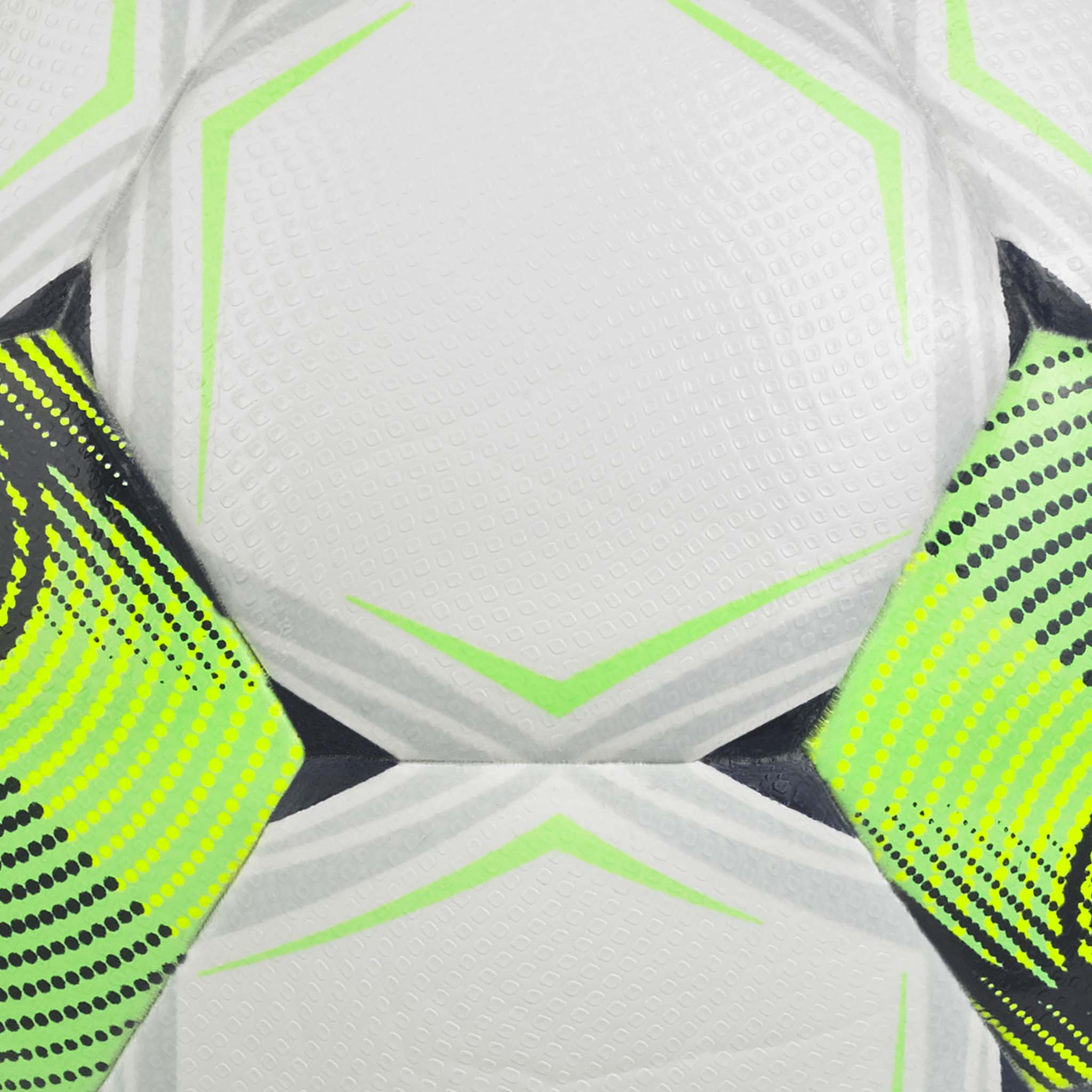 Nærbillede af Talento Light v26 fodbold, hvide paneler med grønne og sorte geometriske detaljer