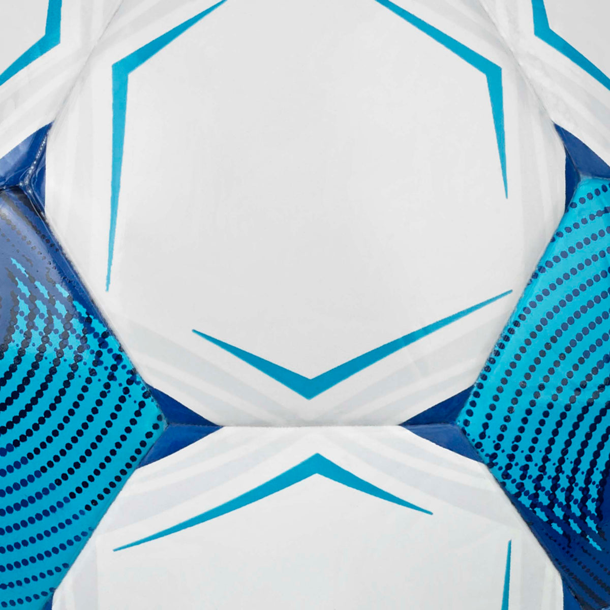 Nærbillede af Future Light v26 fodbold, hvid med blå detaljer og prikket tekstur