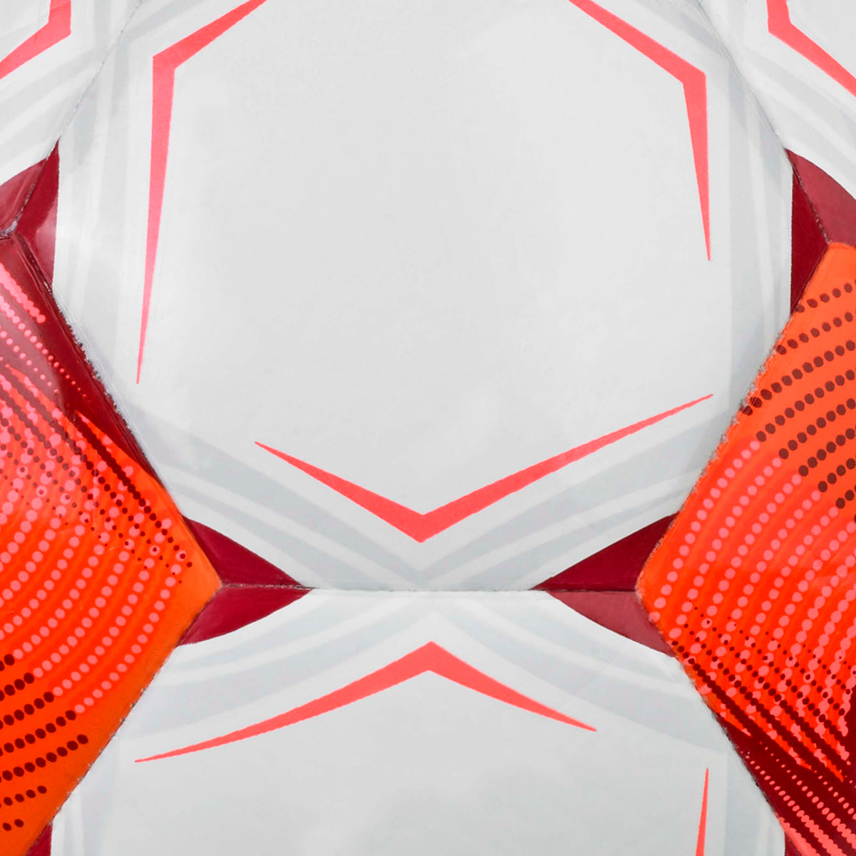 Nærbillede af hvid og rød Future Light v26 fodbold med teksturerede paneler og markant grafik.