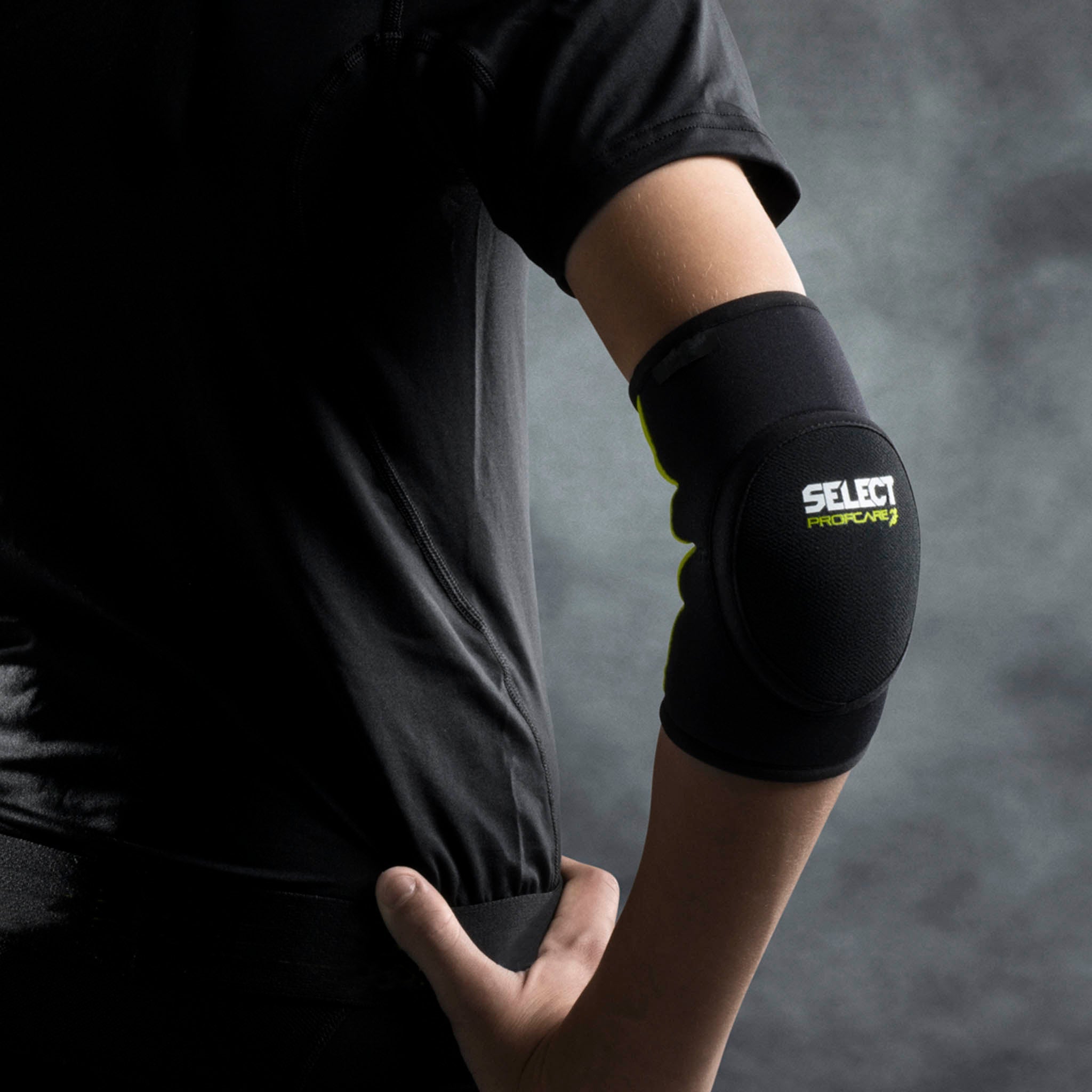 Elbow support with compression - Youth #colour_black