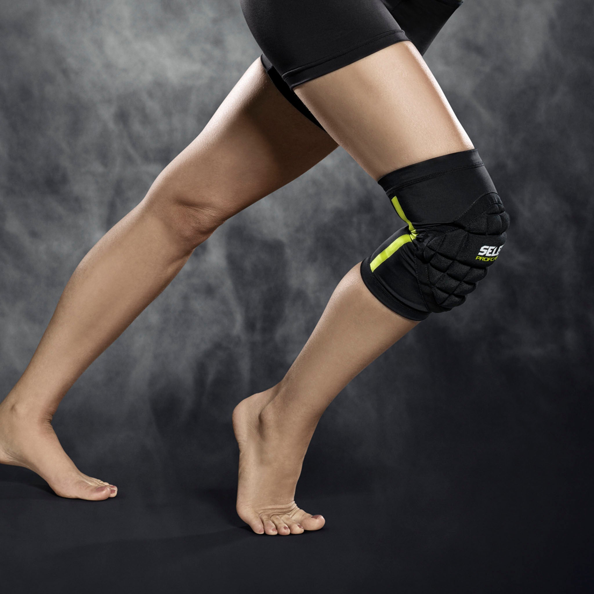 Kvindelig håndboldspiller med sort Compression knee handball 6251W sportsstøtte, model