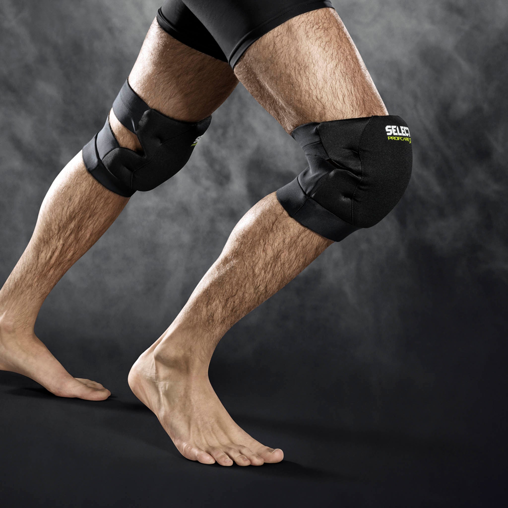 Mand iført sort Knee support Volleyball 6206, en sportsstøtte, på begge knæ, modelbillede