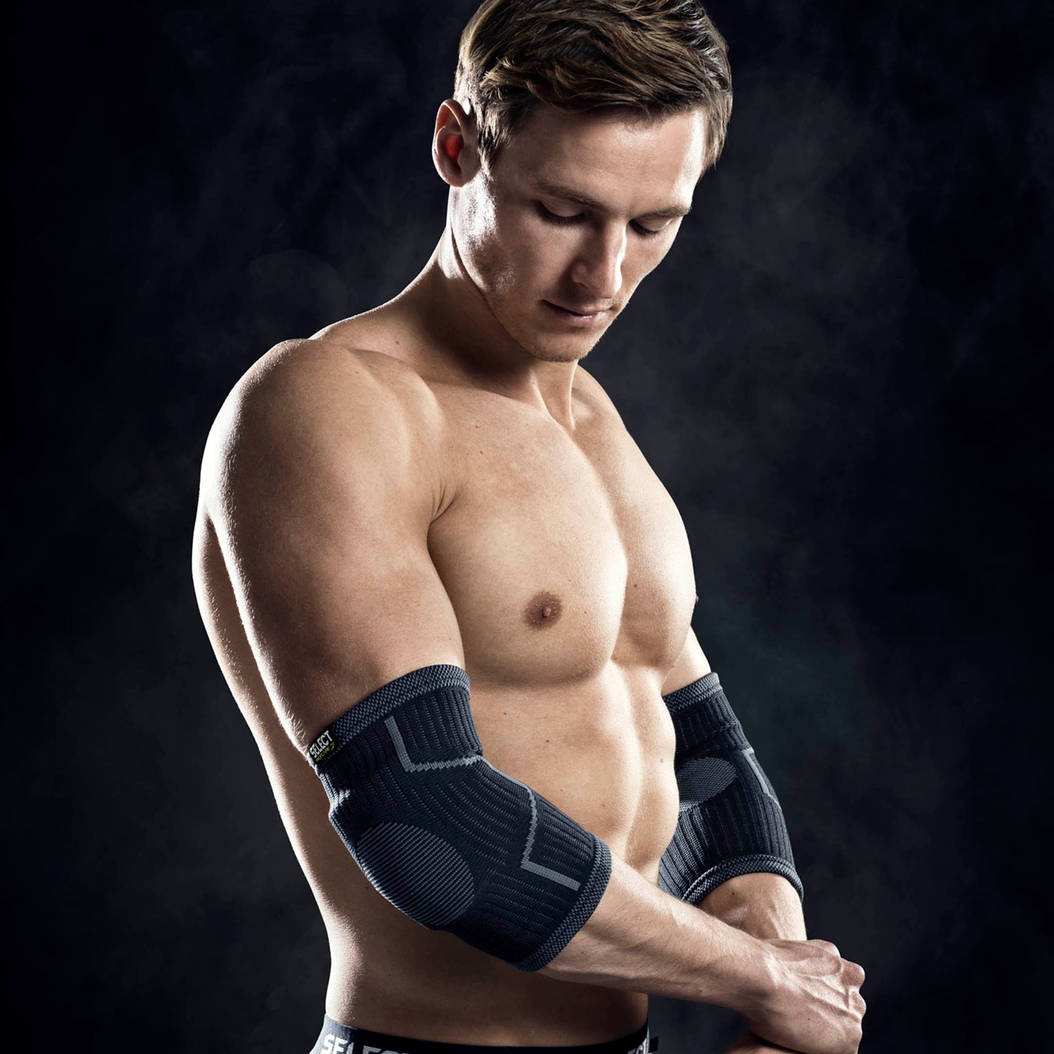 Mand iført sort Elbow support w/pads 2-pack, sports support, på begge arme, set forfra