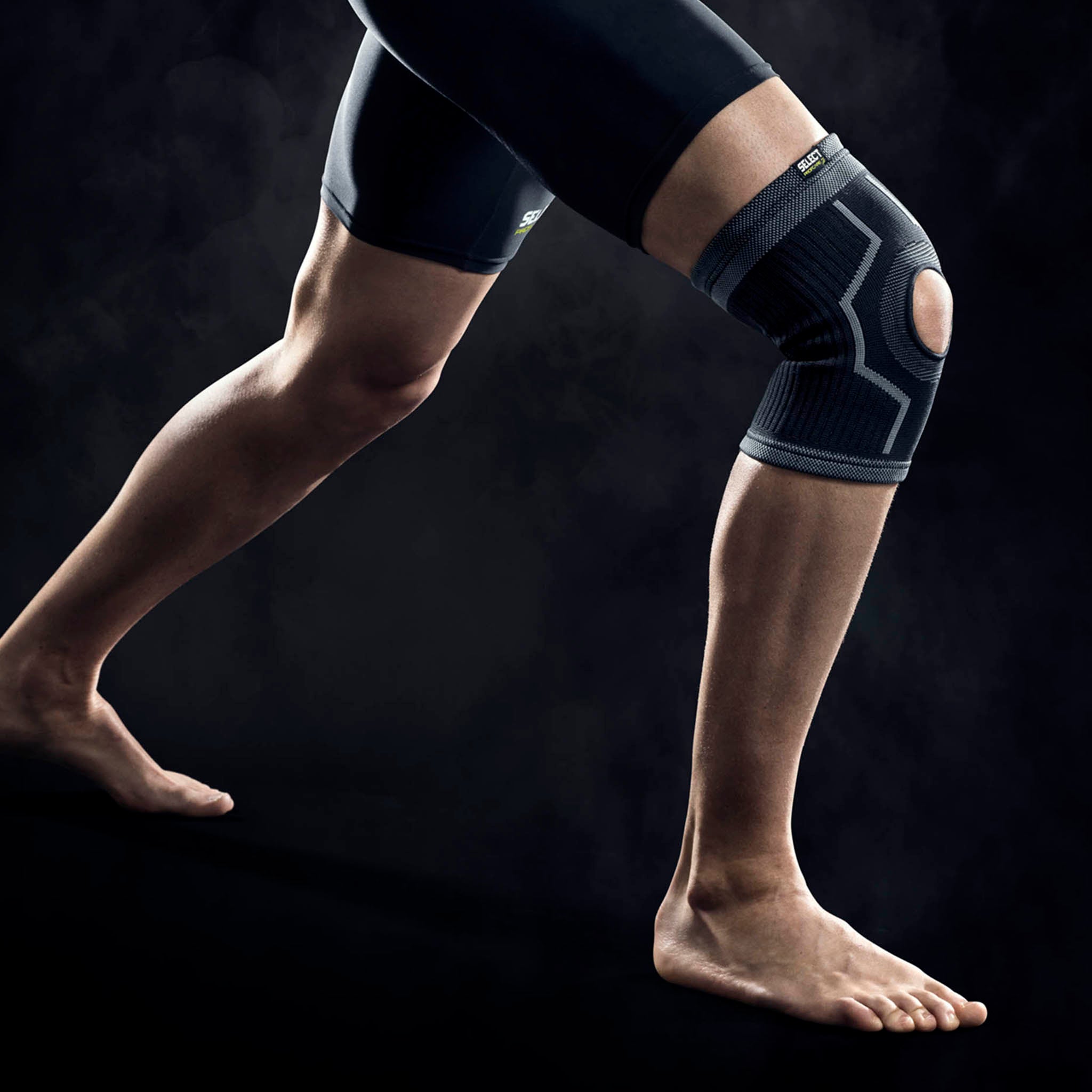 Knee support with hole - rettet #colour_black