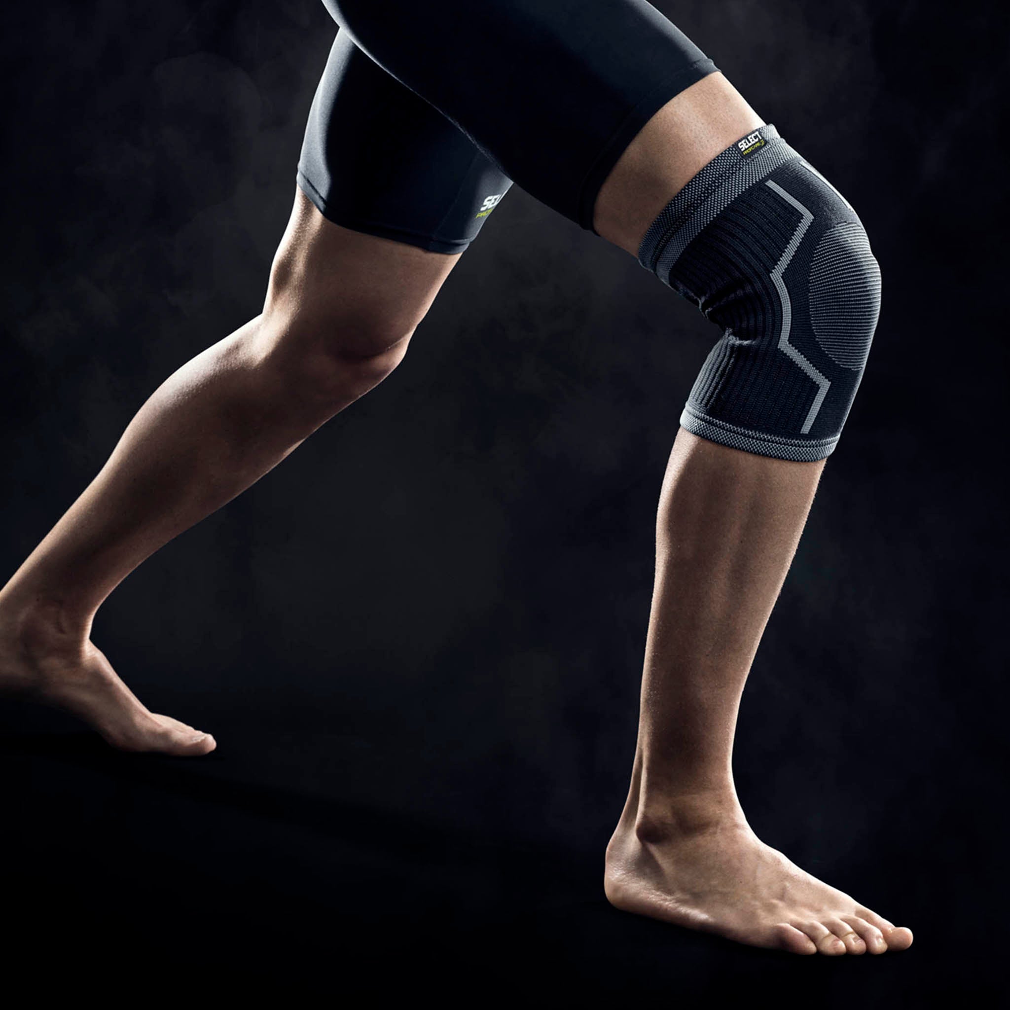 Fodboldspiller iført sort Knee support sportsstøtte, modelbillede