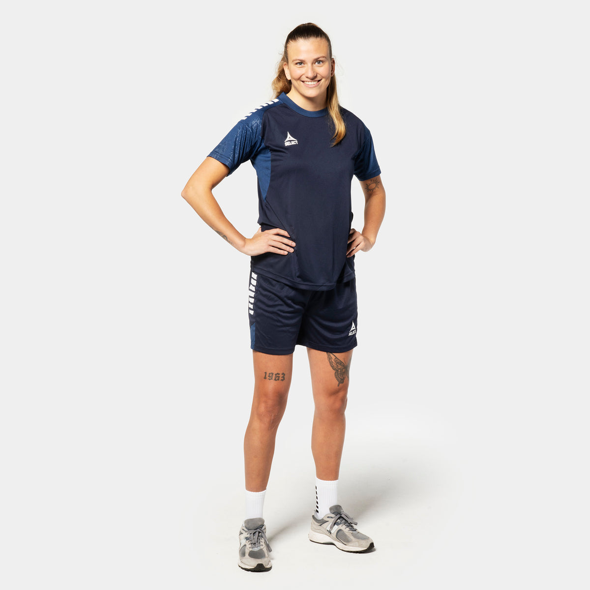 Woman football player in navy and white Player shirt S/S & shorts Spain woman v25, Match & Training wear, front view.