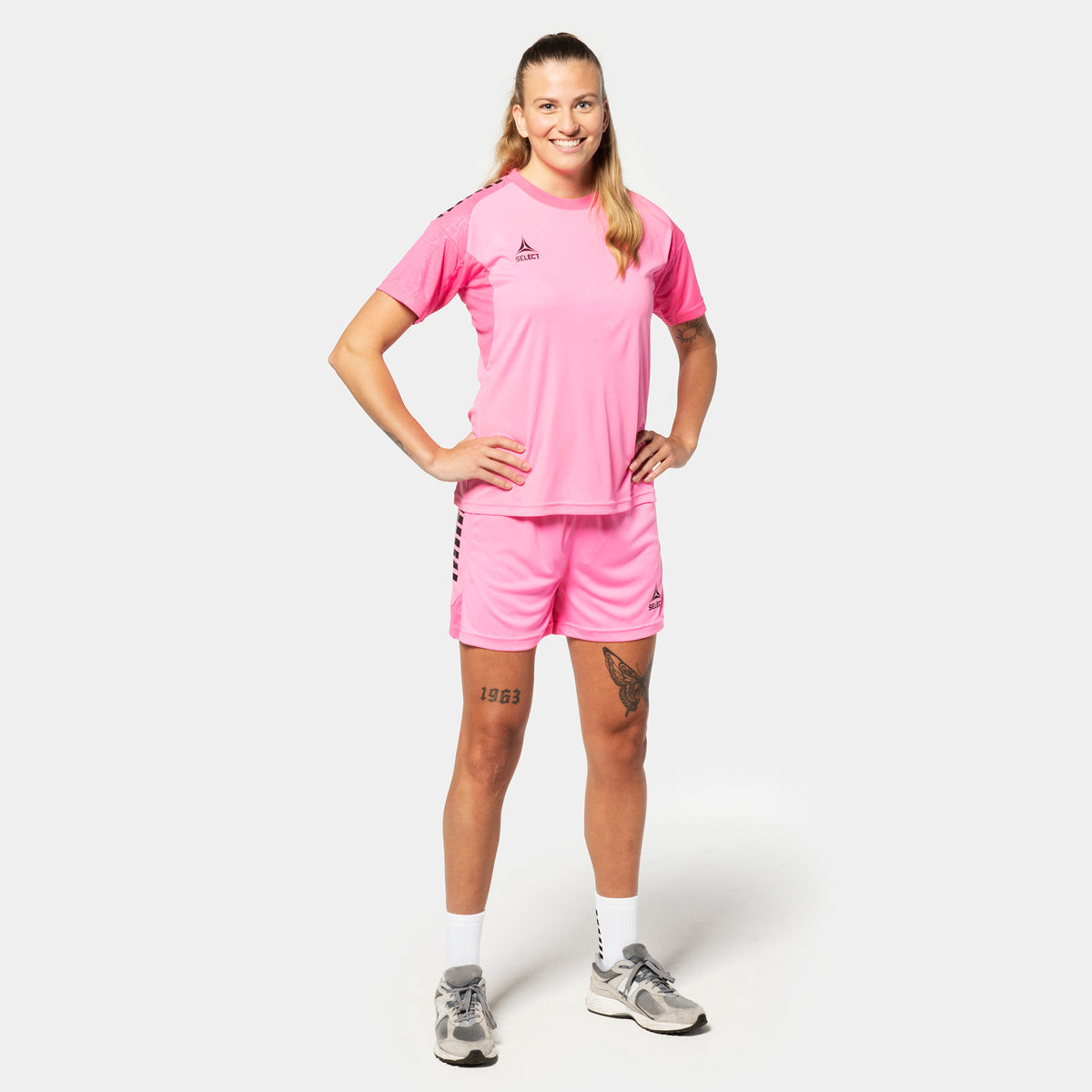 Woman football player in pink Player shirt S/S & shorts Spain woman v25, Match & Training wear, front view