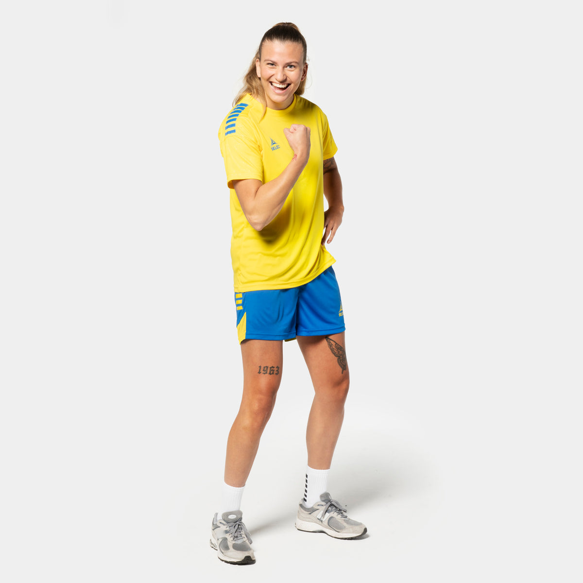 Woman football player in yellow Player shirt S/S Spain woman v25, blue Player shorts Spain woman v25, Match & Training wear, front